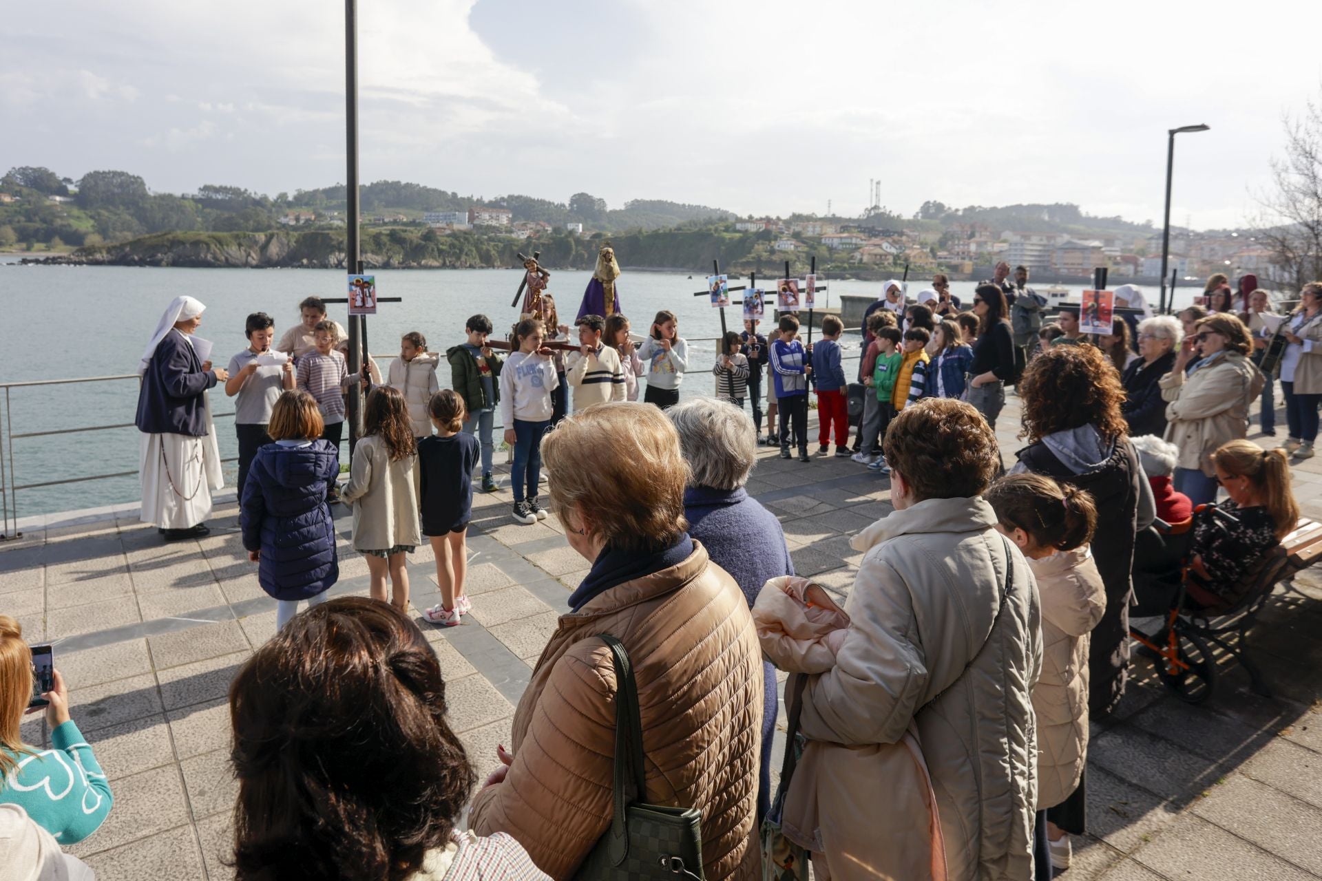 Vía Crucis infantil para abrir la Semana Santa en Luanco