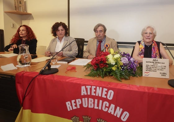 La edil Ana Solís, la viceconsejera de Derechos Ciudadanos, Beatriz González; el presidente del Ateneo Republicano, Ricardo Ulpiano Álvarez, y la galardonada, Carmen Negrín.