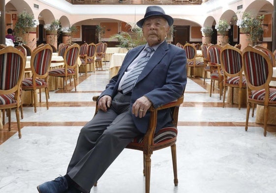 Ricardo Tascón, sentado en el patio interior del Hotel Begoña Park.