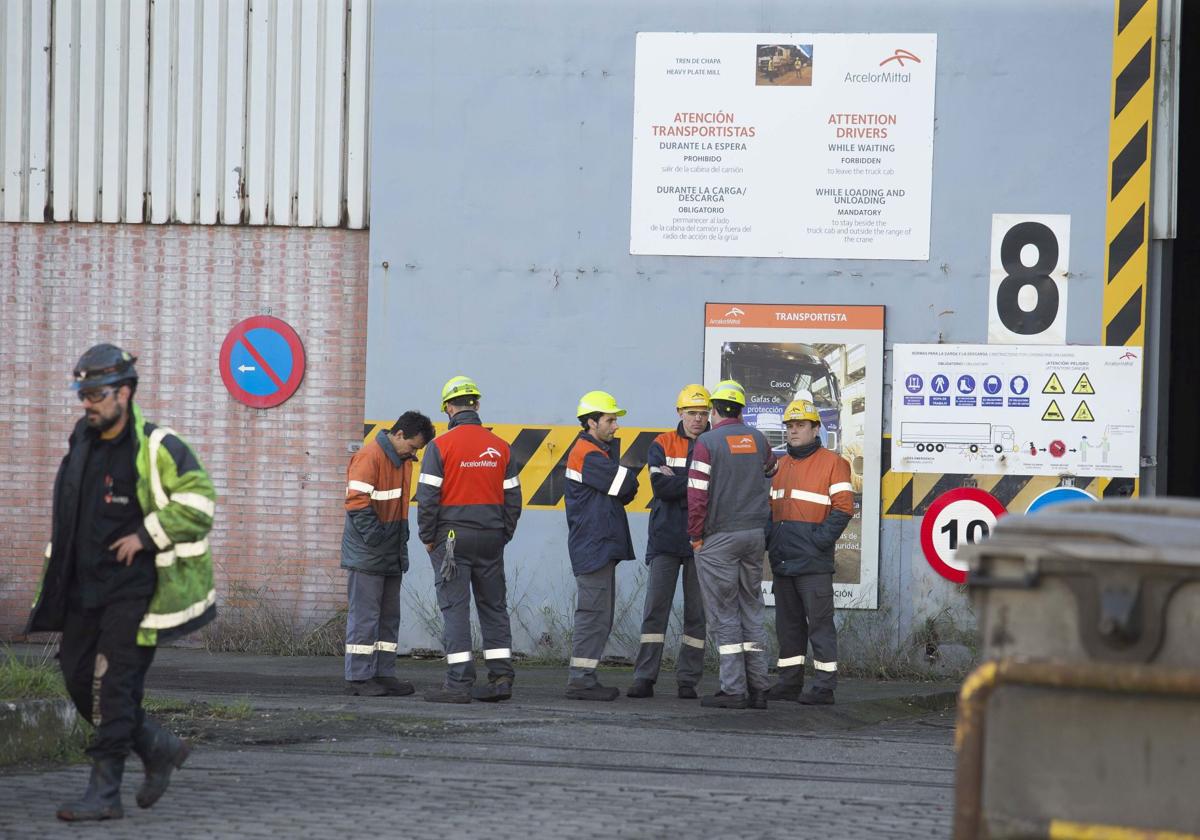 Trabajadores de Arcelor, en la factoría de Gijón.