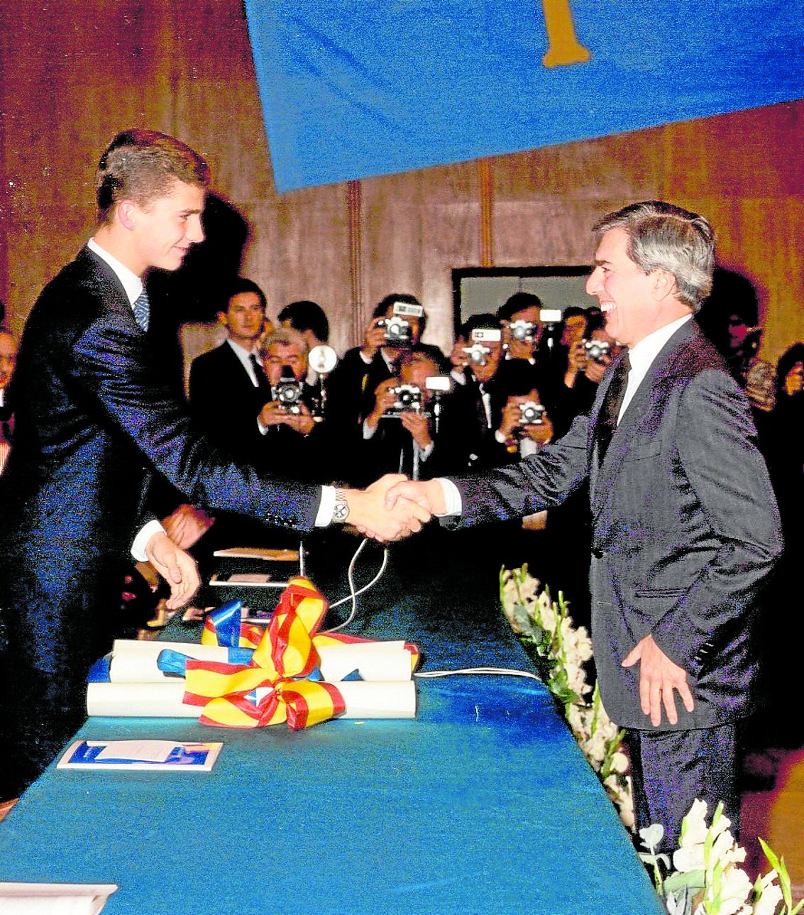 Recibió el diploma de Premio Príncipe de Letras de manos del hoy Rey de España, Felipe VI.