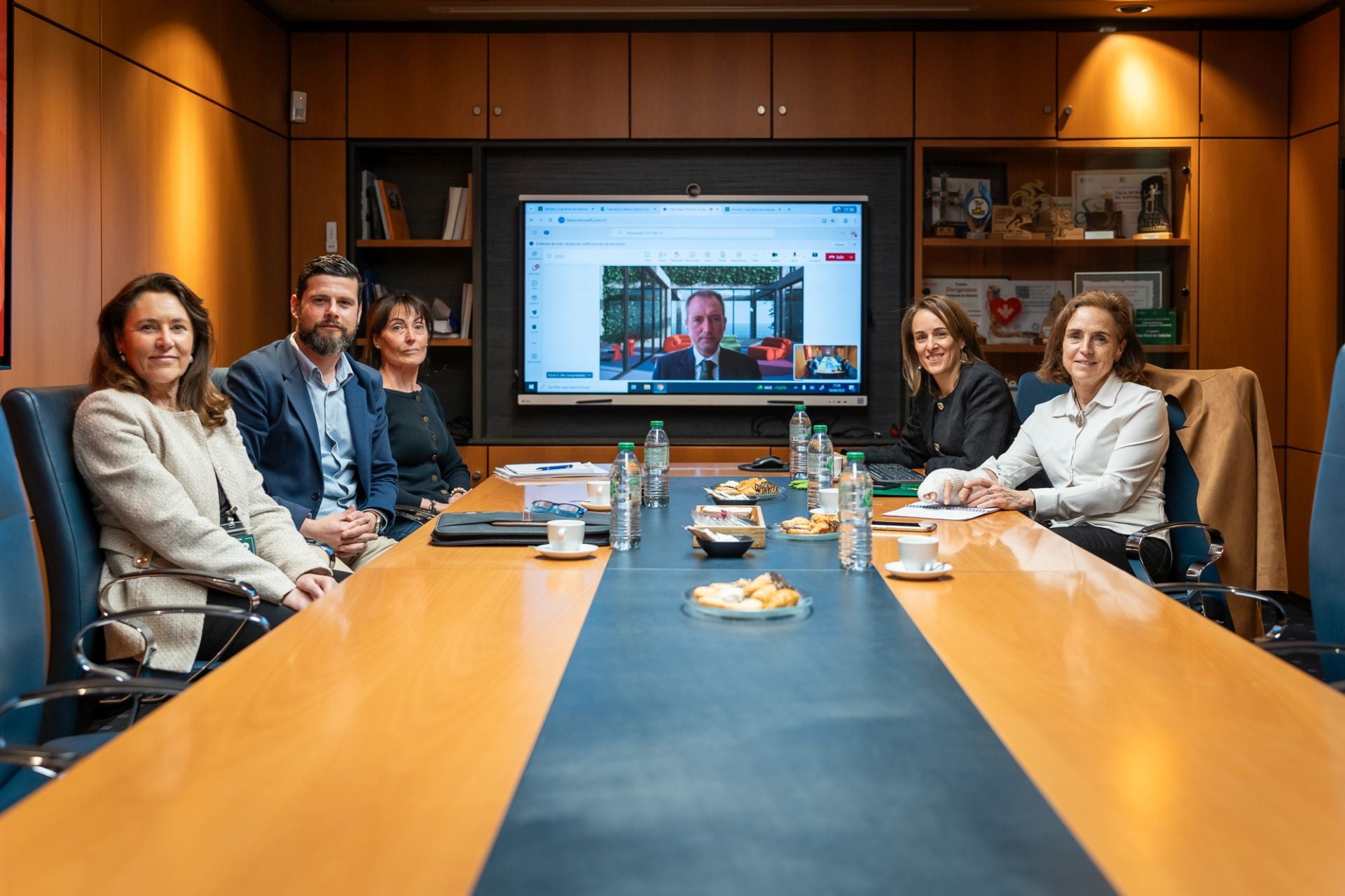 El jurado estuvo formado por Cristina López (Facultad de Comercio); Bruno López (Asturex); Nieves Díaz (ICEX); David González (Sekuens); Beatriz Álvarez (Caja Rural de Asturias) y Ángeles Silverio (SRP).
