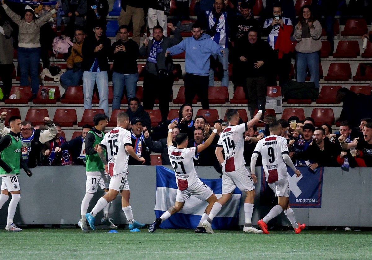 Los jugadores del Real Avilés celebran un gol al Langreo en Ganzábal.