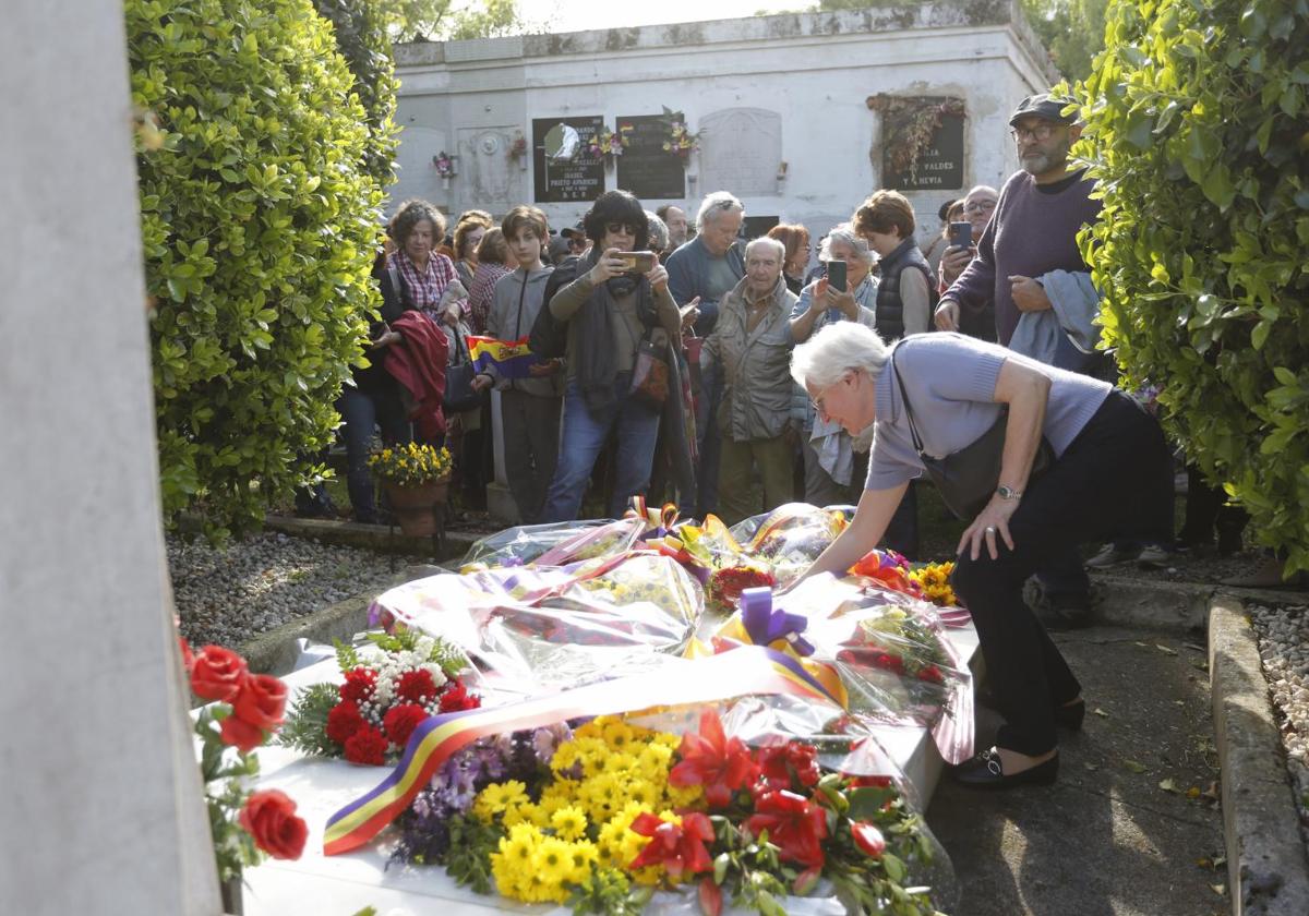 Carmen Negrín coloca un ramo de flores ante la fosa común del cementerio El Sucu