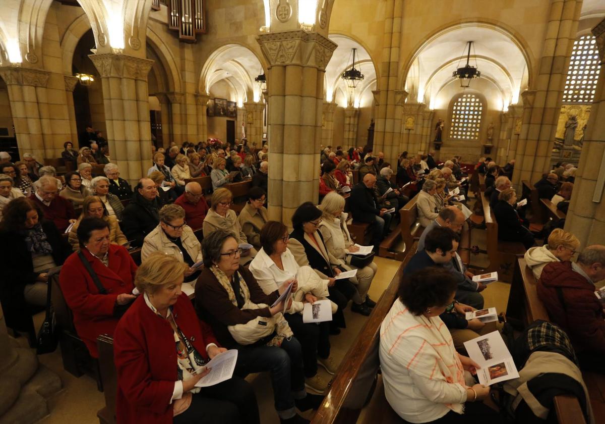 Celebración del sacramento de la penitencia, ayer, en la iglesia de San Pedro