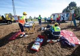 Personal sanitario en un simulacro de una emergencia realizado en el aeropuerto de Asturias.