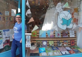 Tania de la Cruz en su librería 'La Madriguera'.
