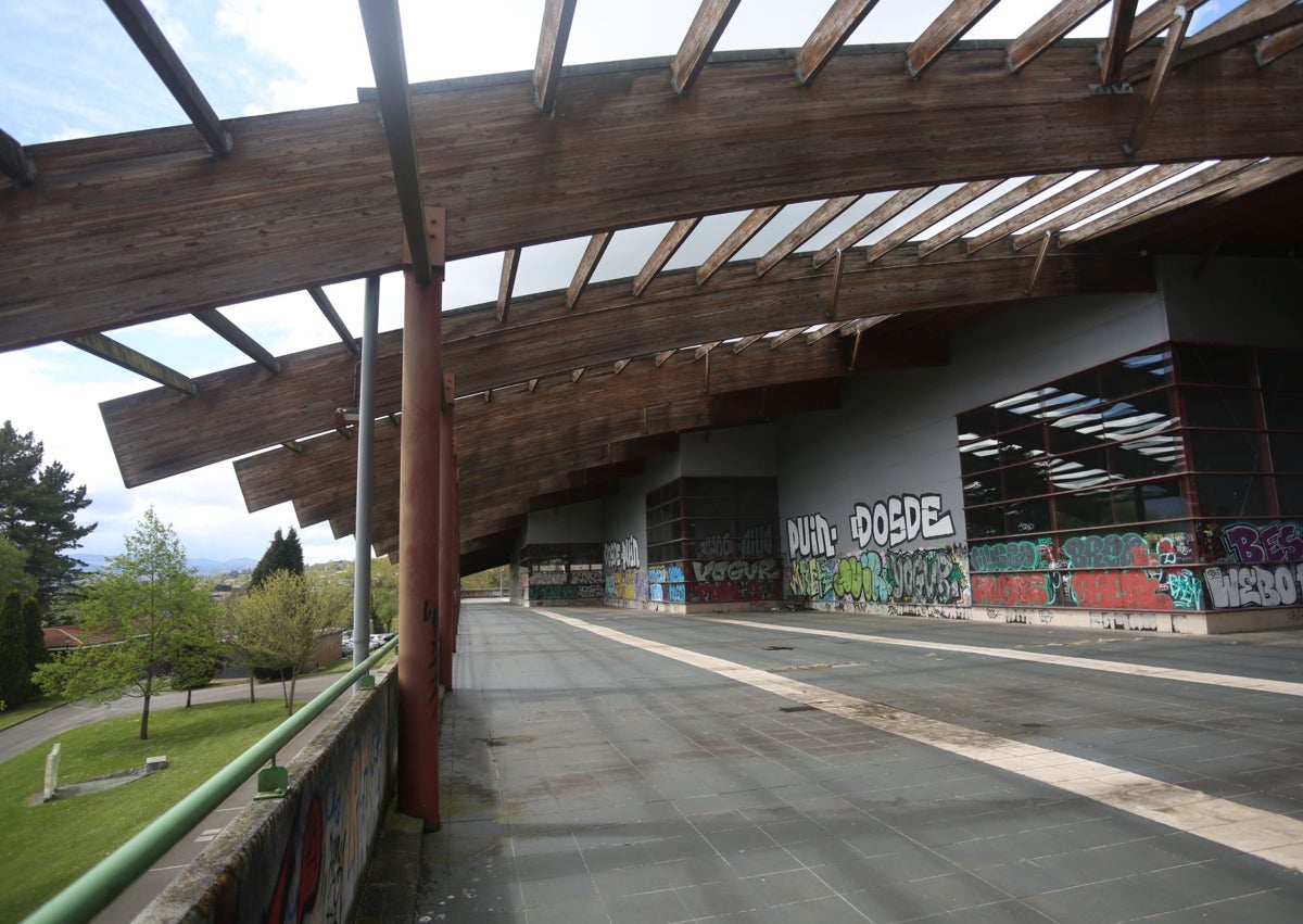 Imagen secundaria 1 - El estado de las instalaciones municipales en la avenida Pedro Masaveu.