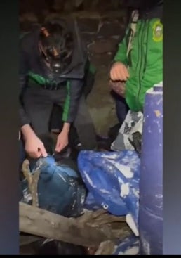Imagen - Los jovenes, se refugiaron en una cabaña a la espera de la llegada de los agentes del Greim.