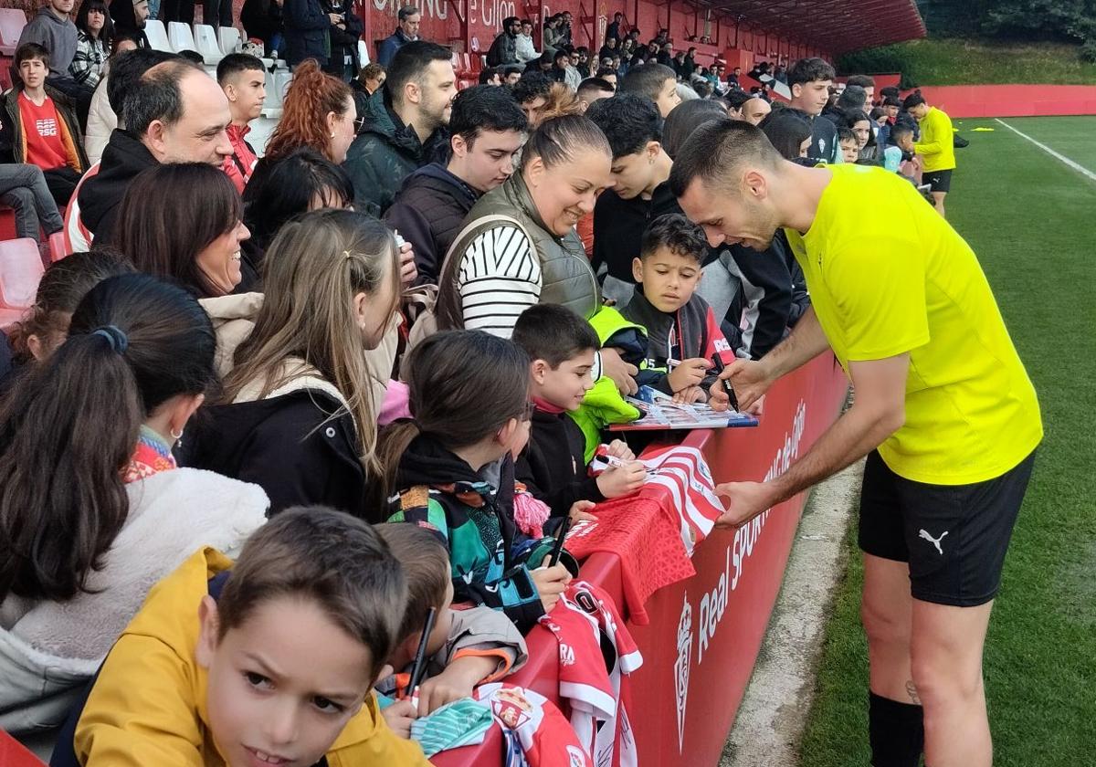 Dubasin firma autógrafos a los aficionados de Mareo.