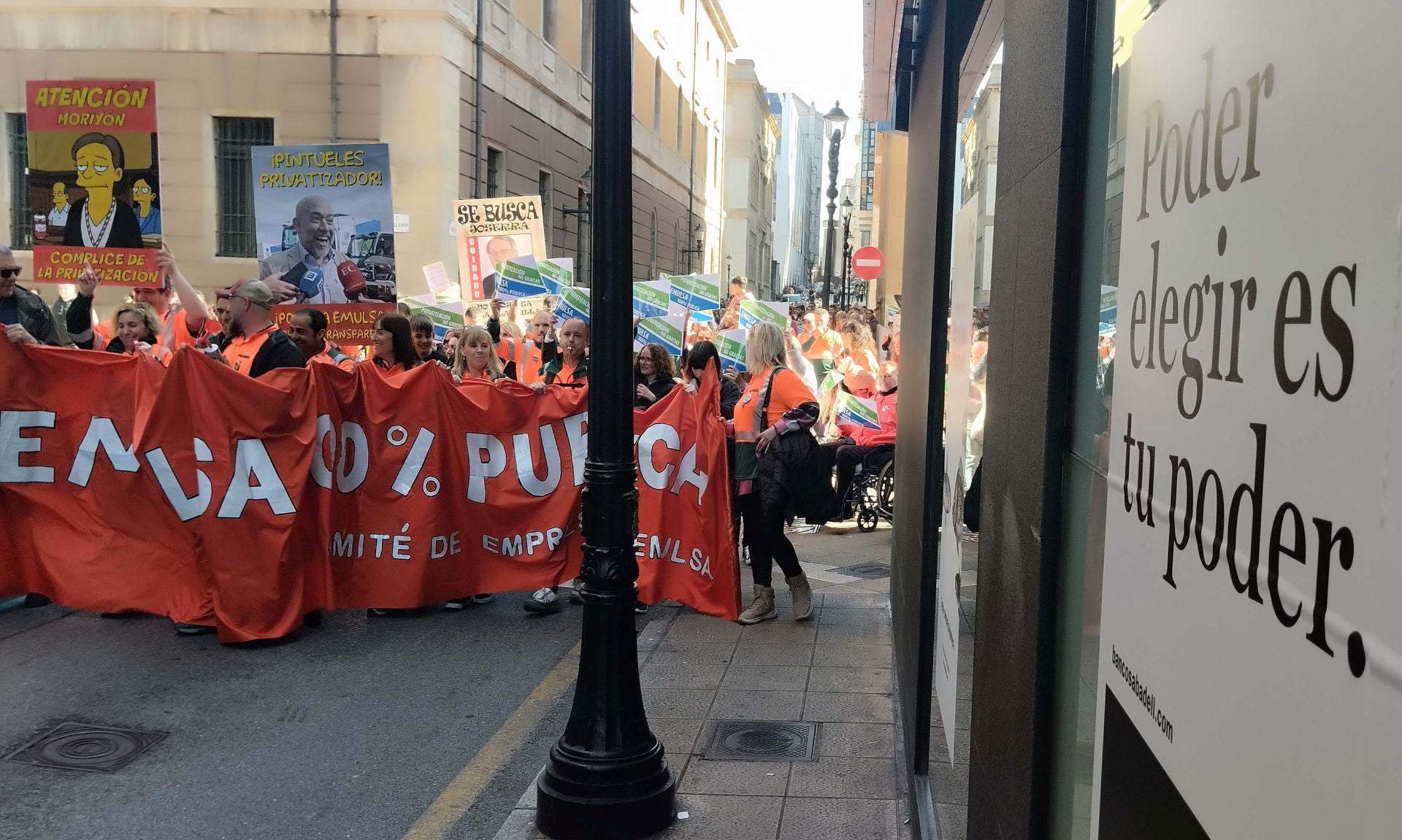 Así fue la protesta de los trabajadores de Emulsa contra la externalización de dos servicios