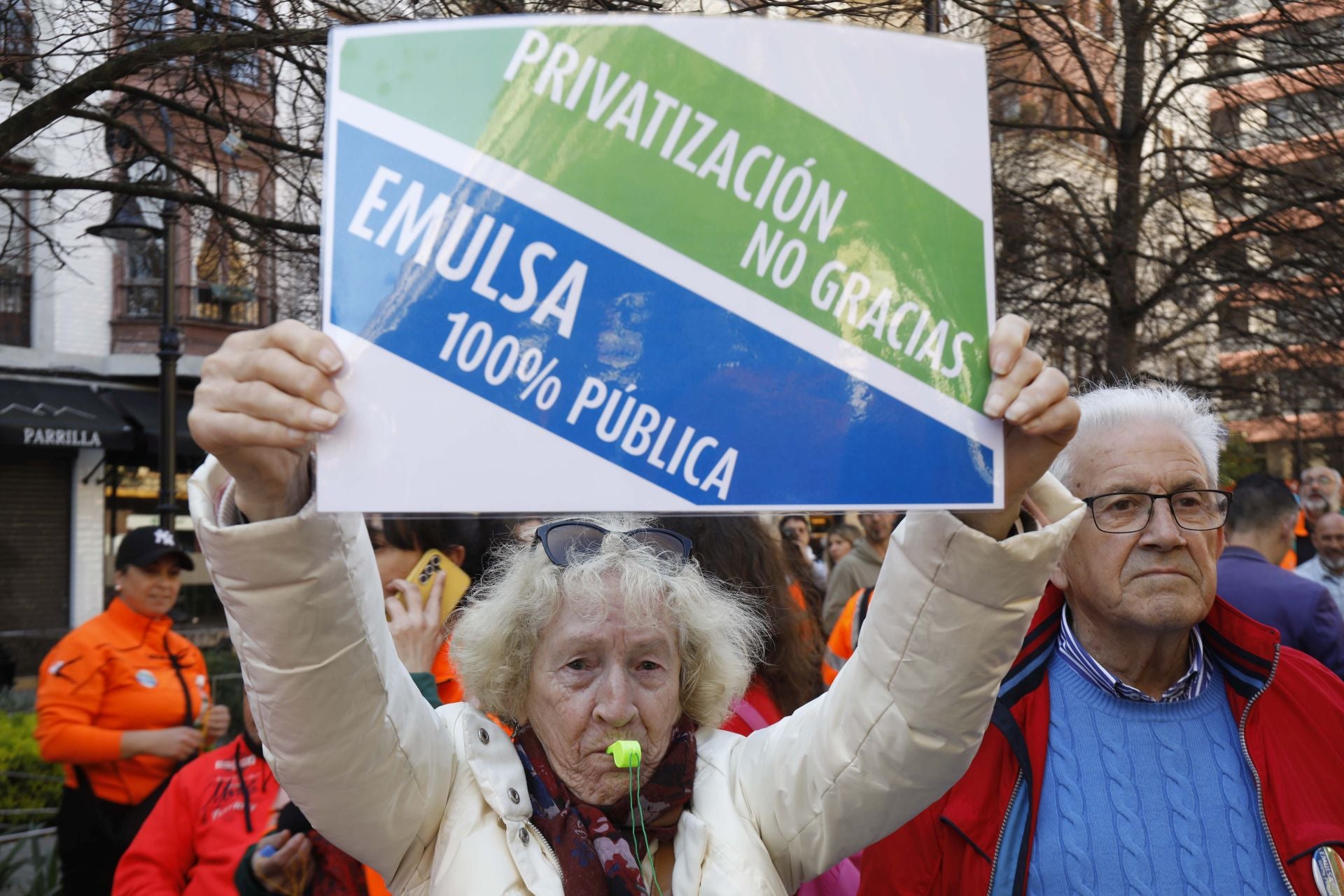 Así fue la protesta de los trabajadores de Emulsa contra la externalización de dos servicios