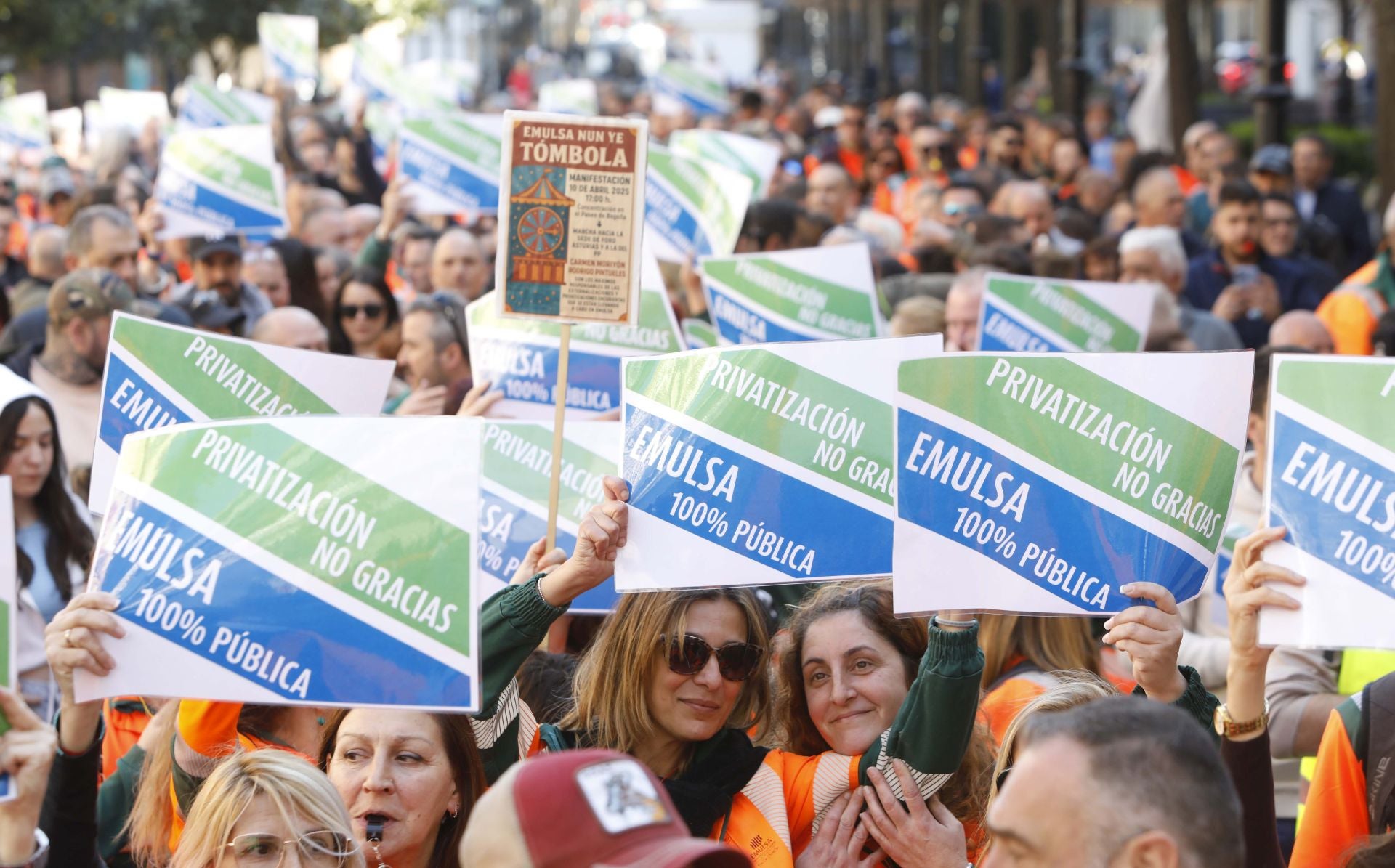 Así fue la protesta de los trabajadores de Emulsa contra la externalización de dos servicios