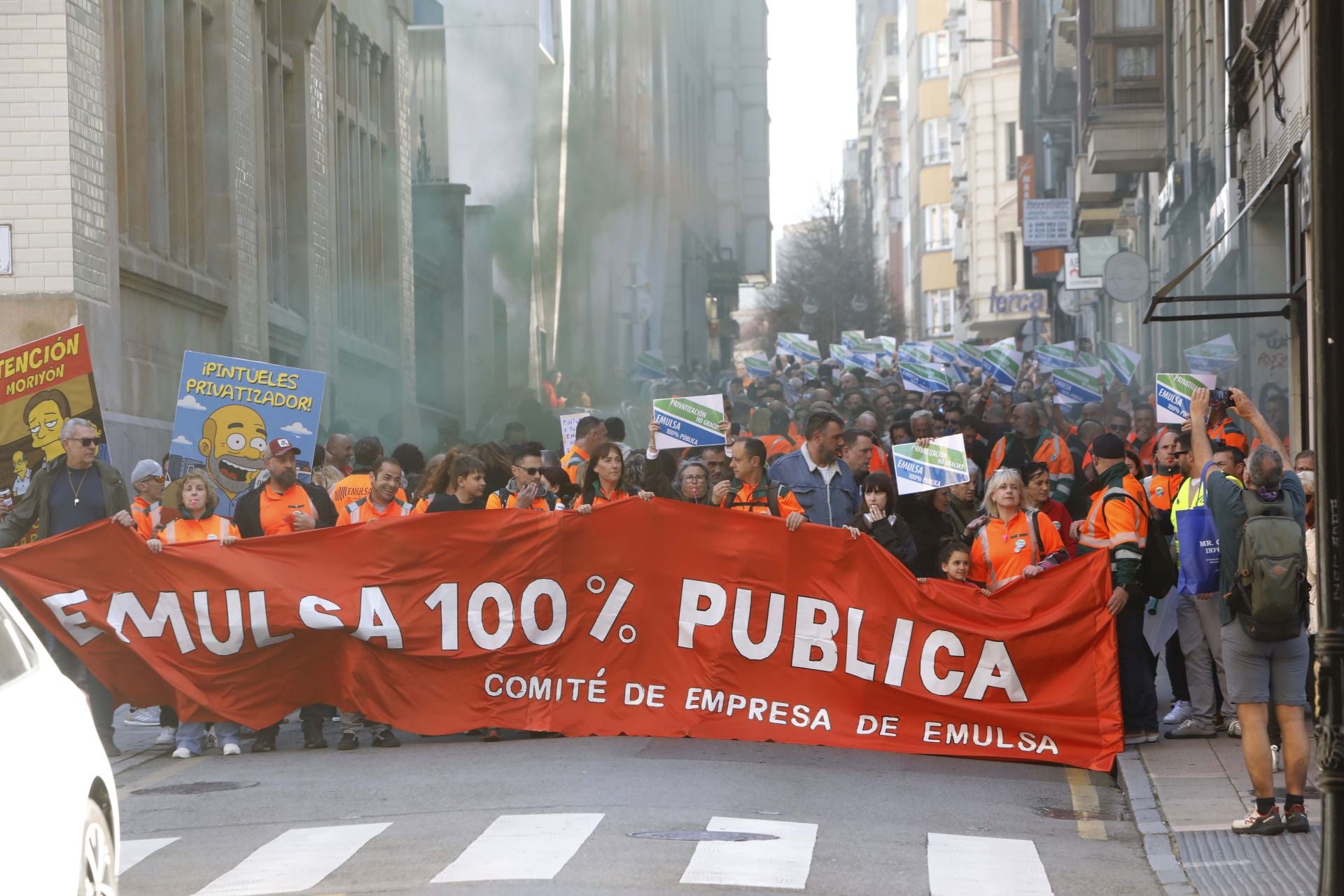 Así fue la protesta de los trabajadores de Emulsa contra la externalización de dos servicios