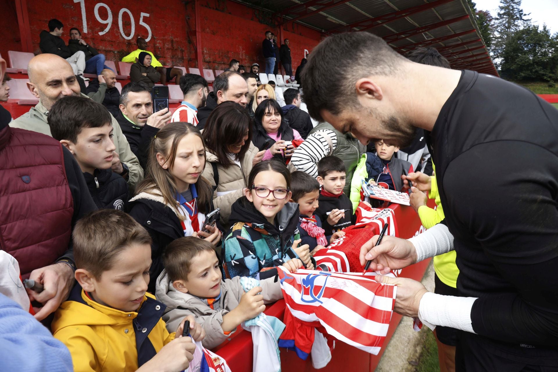 Furor en Mareo por el Sporting: entrenamiento con público y muchos autógrafos