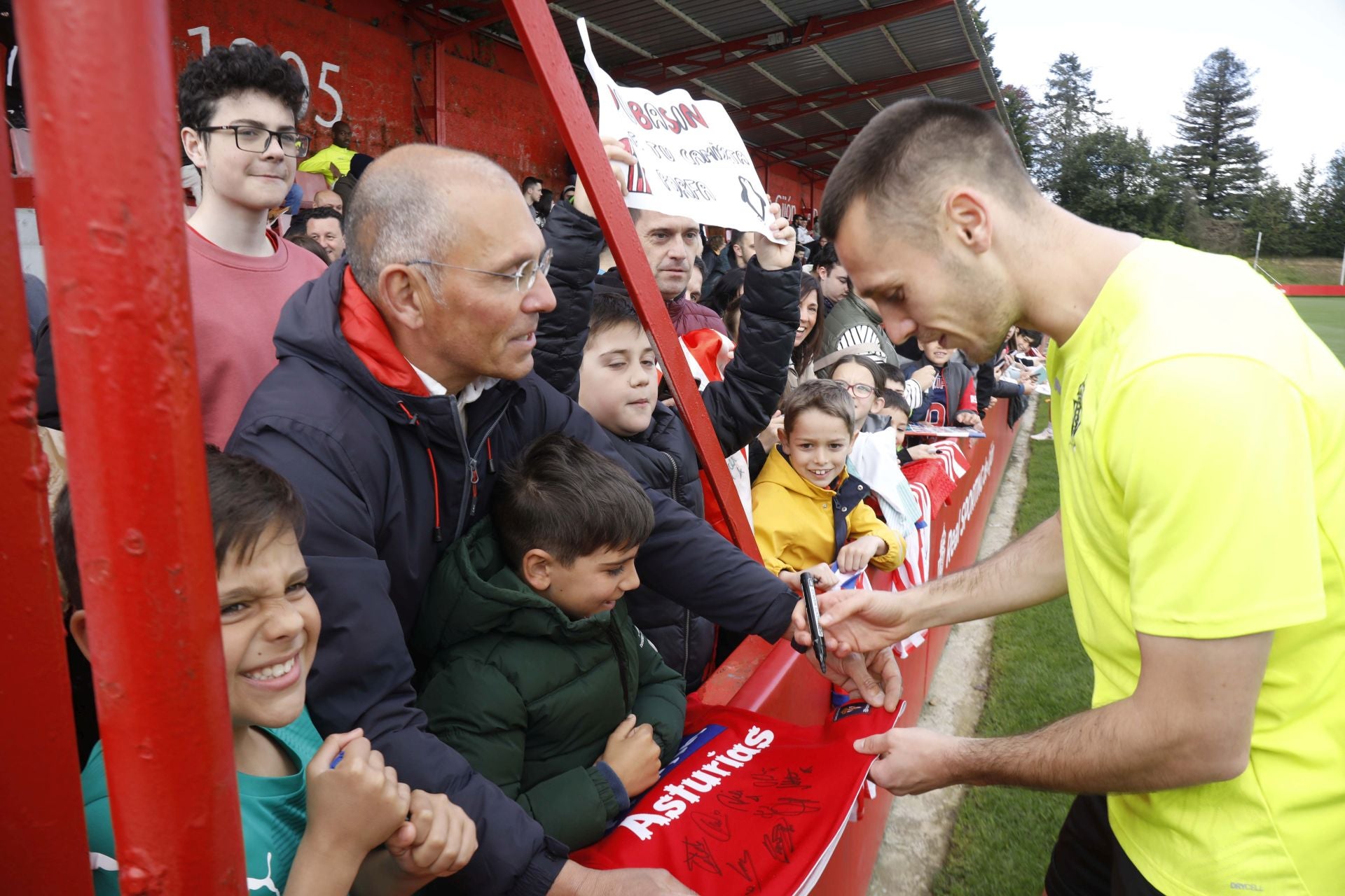 Furor en Mareo por el Sporting: entrenamiento con público y muchos autógrafos