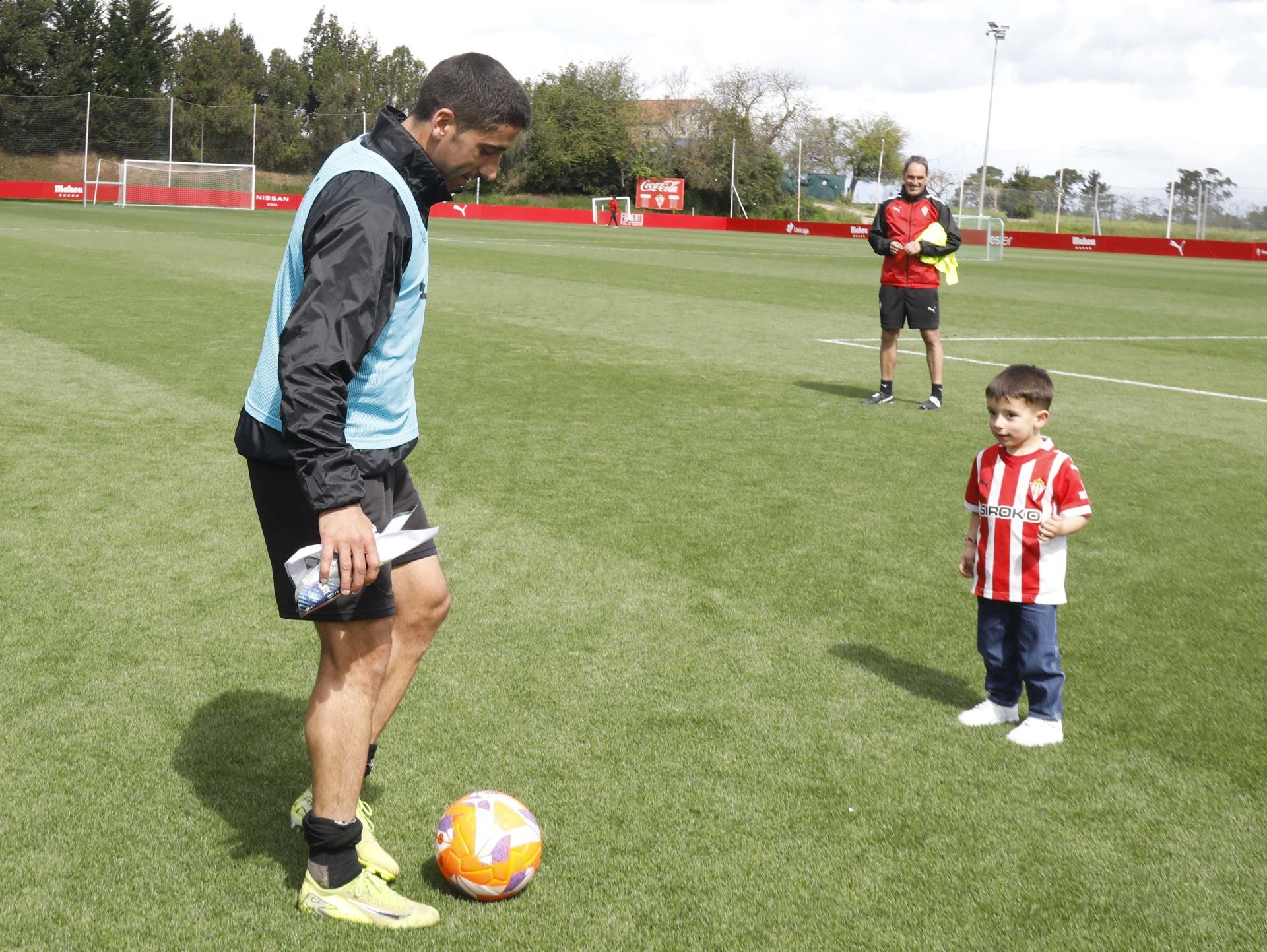 Furor en Mareo por el Sporting: entrenamiento con público y muchos autógrafos