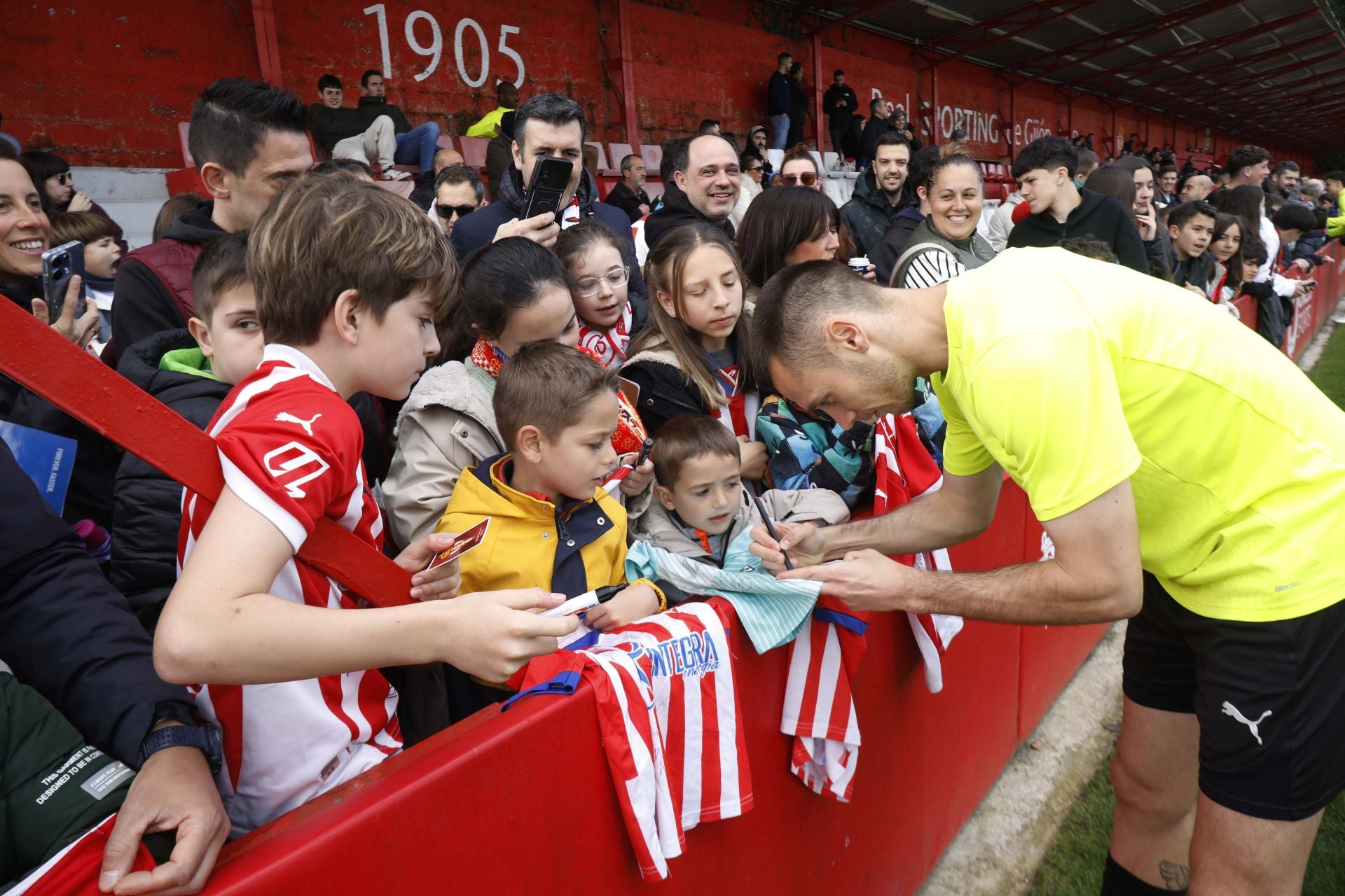 Furor en Mareo por el Sporting: entrenamiento con público y muchos autógrafos
