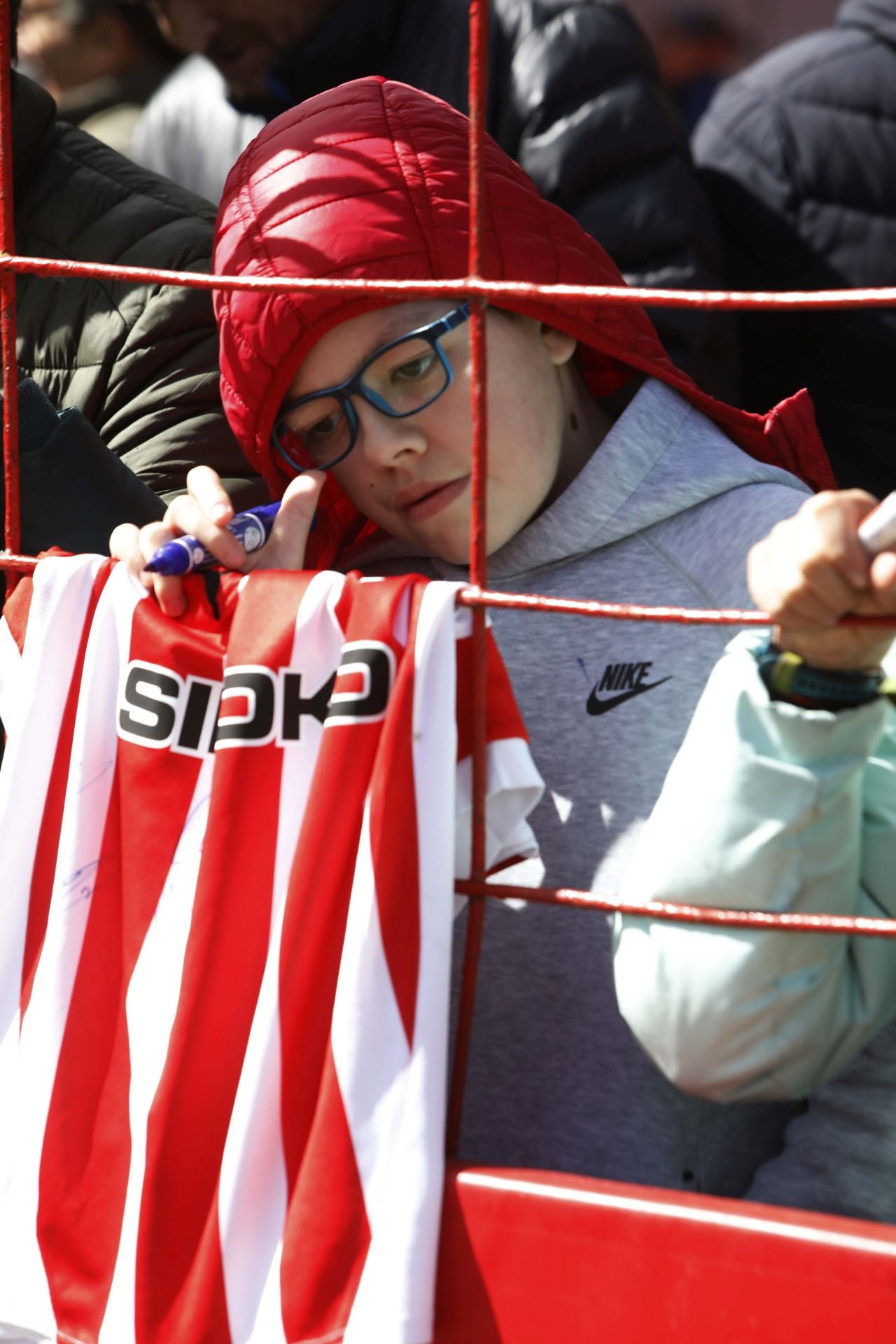 Furor en Mareo por el Sporting: entrenamiento con público y muchos autógrafos