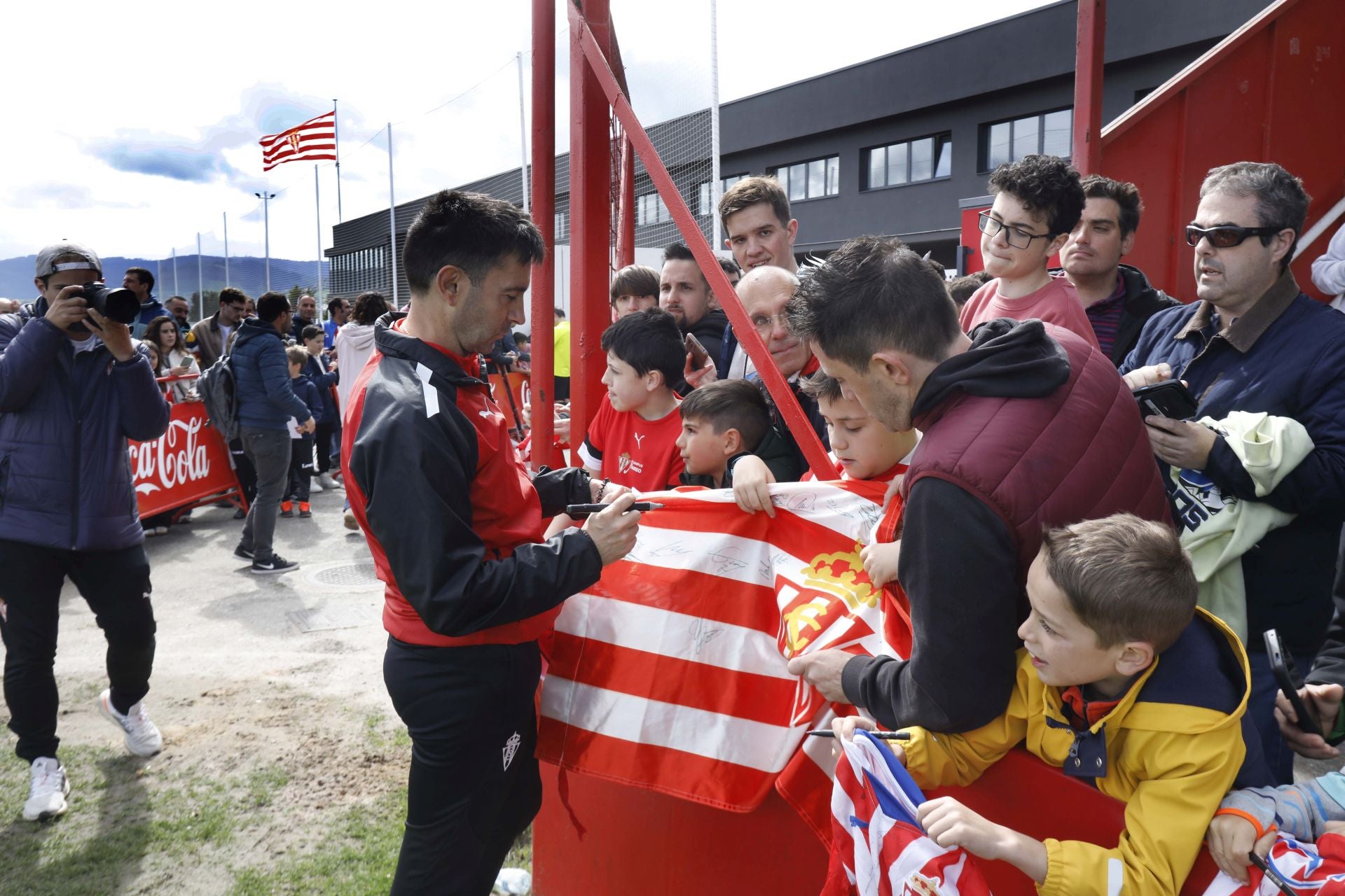 Furor en Mareo por el Sporting: entrenamiento con público y muchos autógrafos