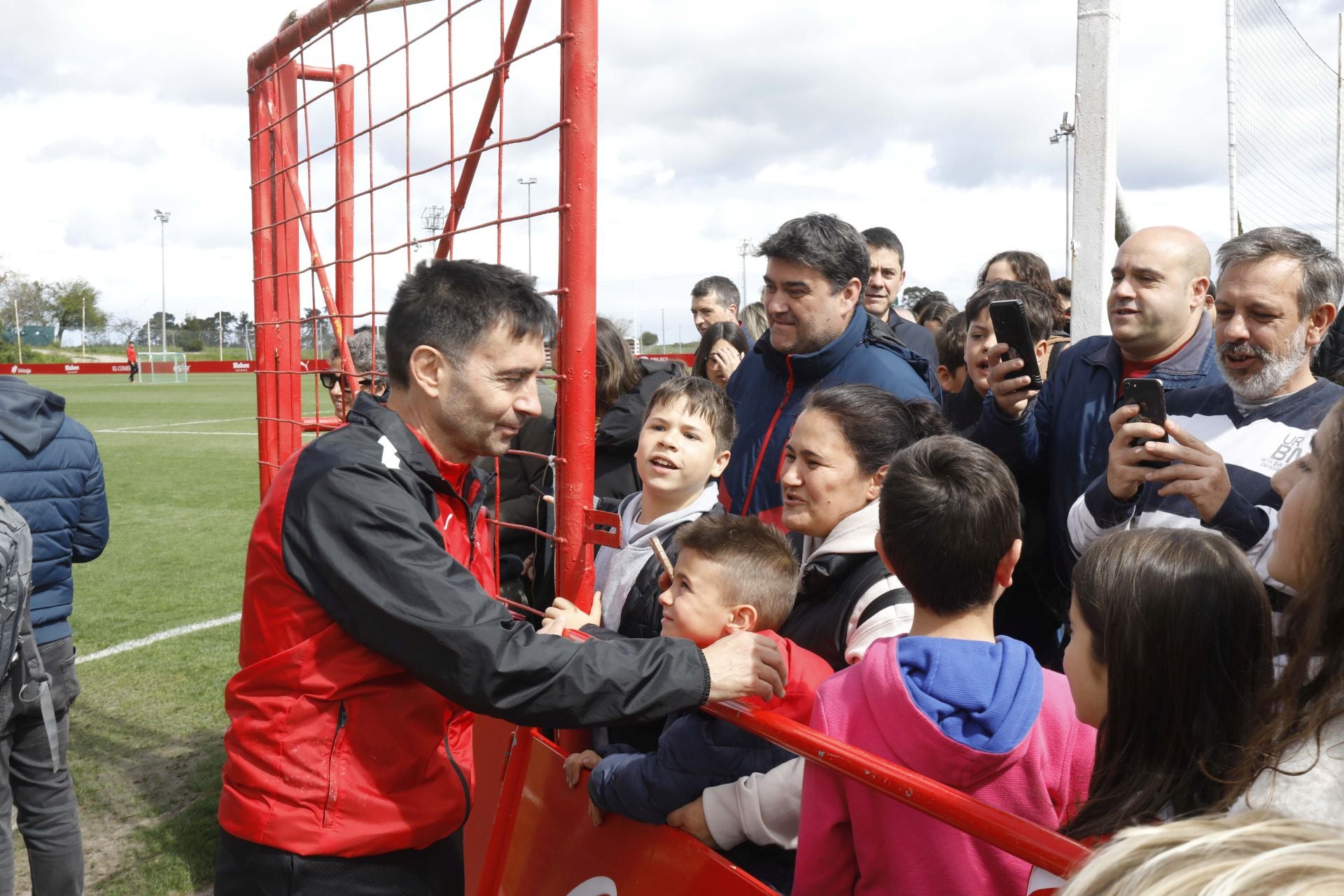 Furor en Mareo por el Sporting: entrenamiento con público y muchos autógrafos