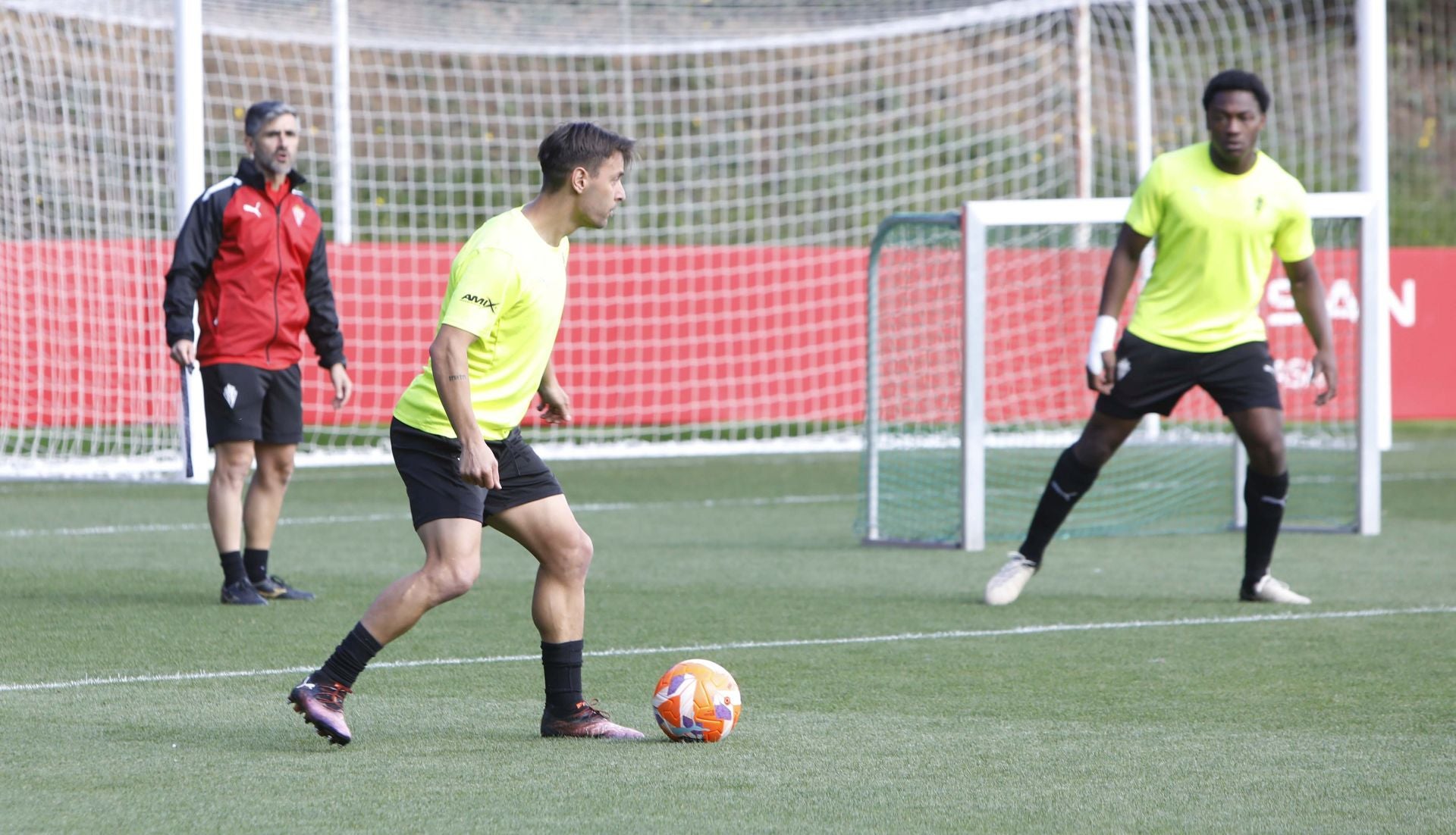 Furor en Mareo por el Sporting: entrenamiento con público y muchos autógrafos