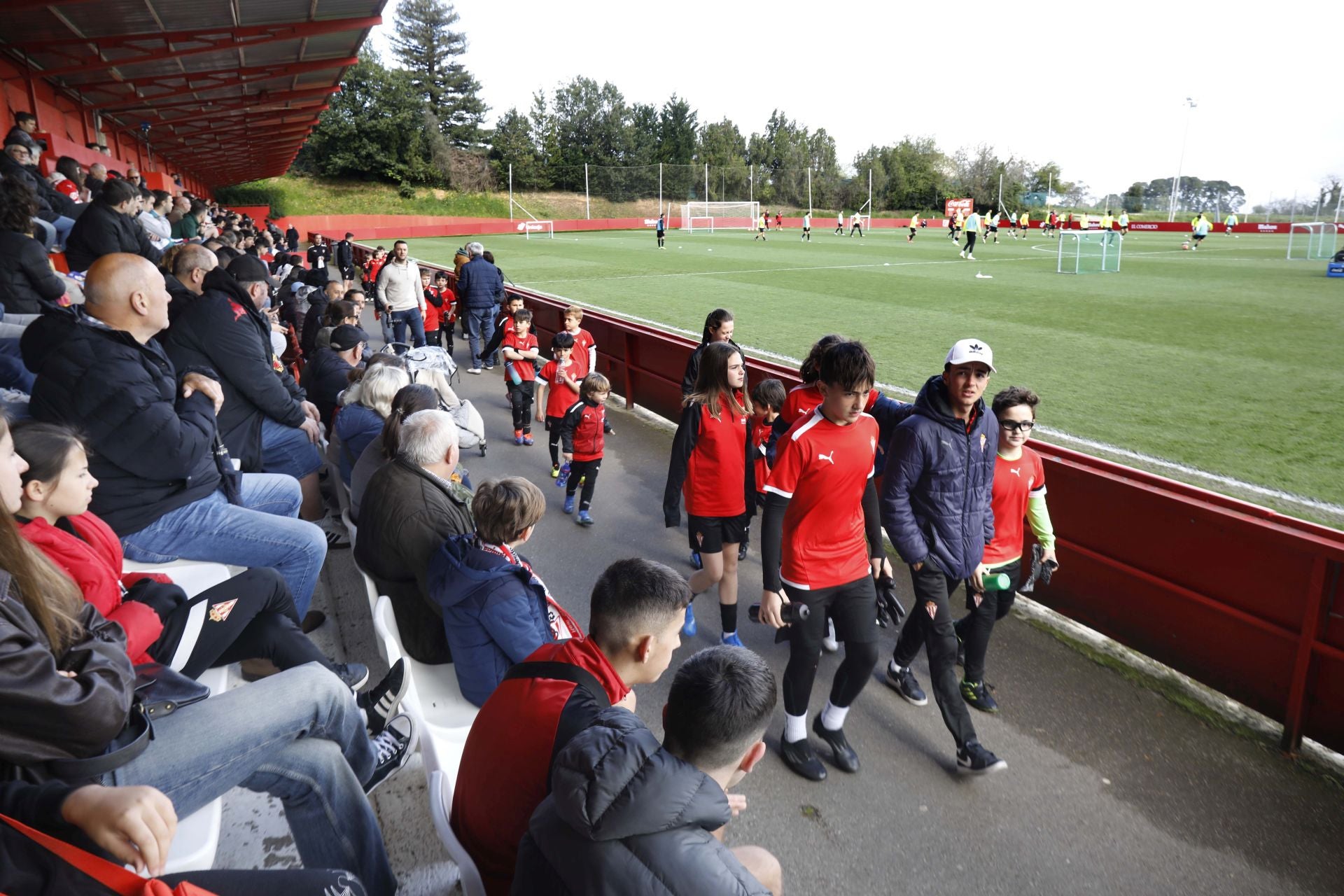 Furor en Mareo por el Sporting: entrenamiento con público y muchos autógrafos