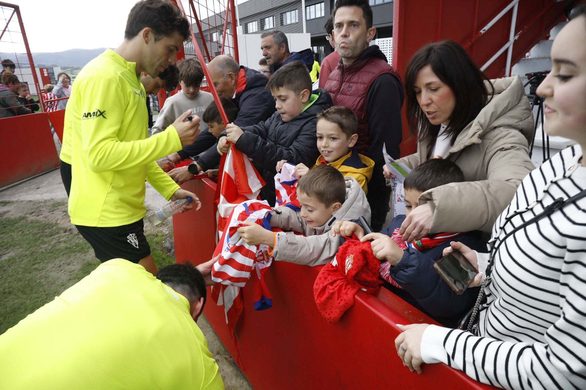 Furor en Mareo por el Sporting: entrenamiento con público y muchos autógrafos