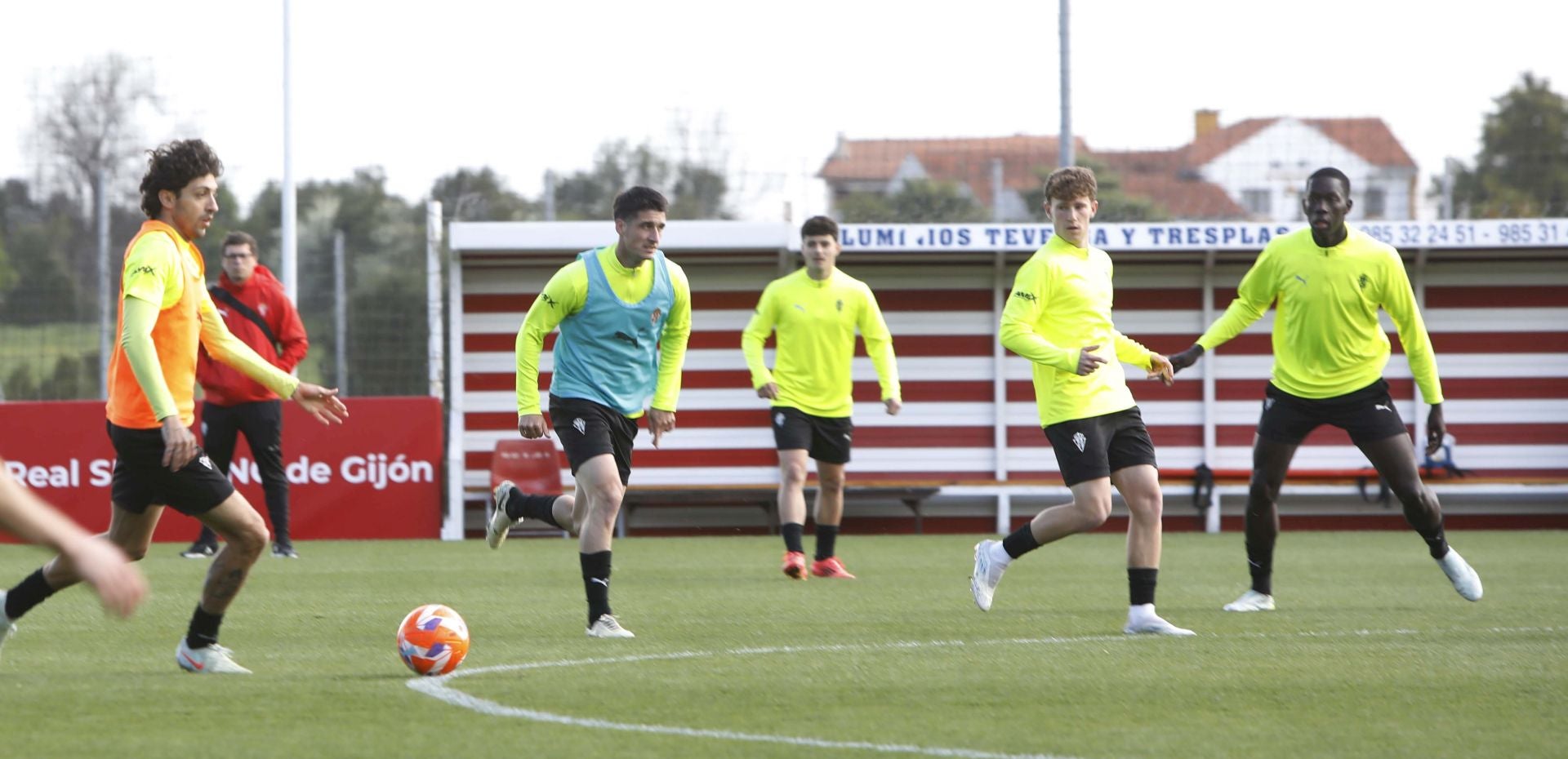 Furor en Mareo por el Sporting: entrenamiento con público y muchos autógrafos