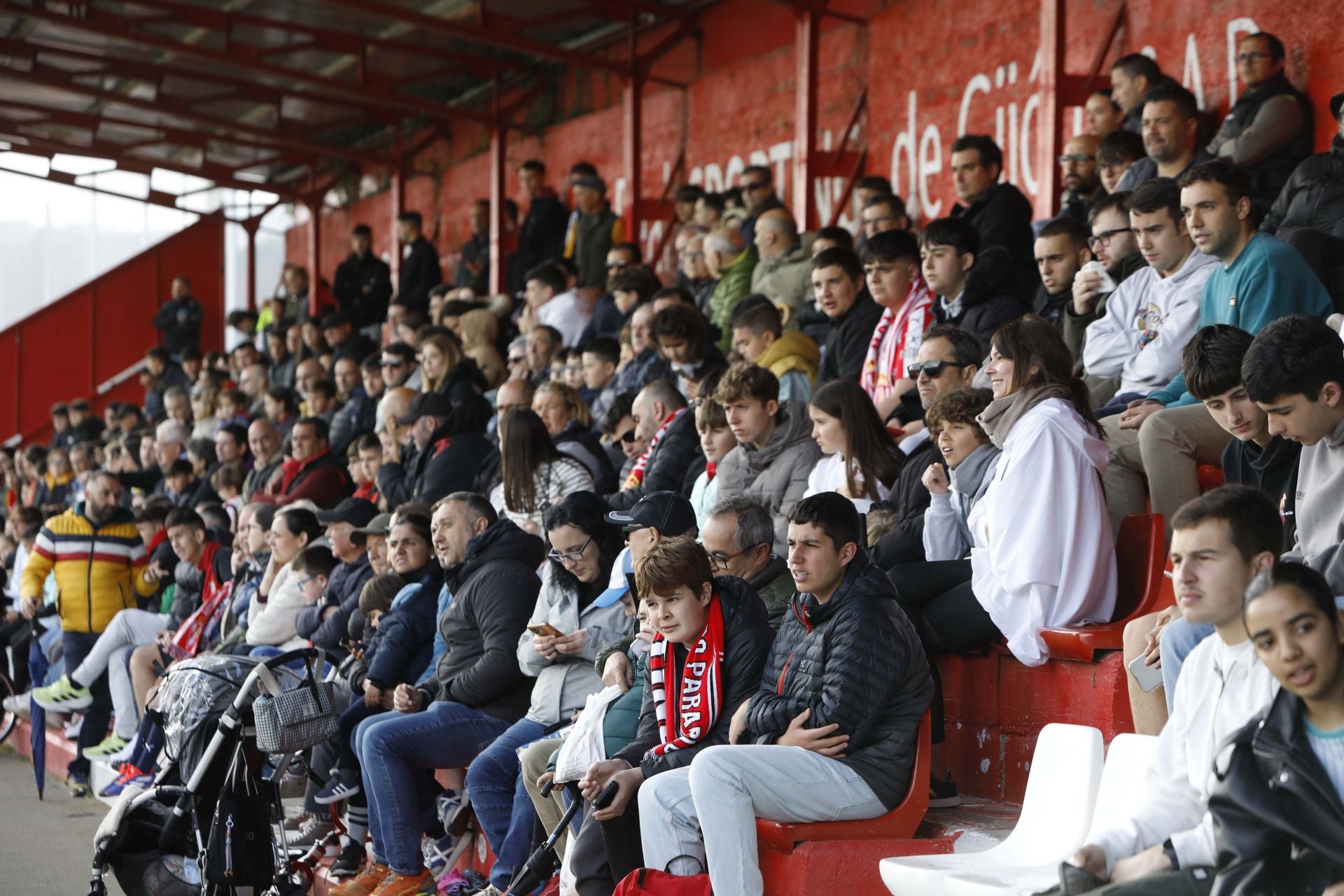 Furor en Mareo por el Sporting: entrenamiento con público y muchos autógrafos