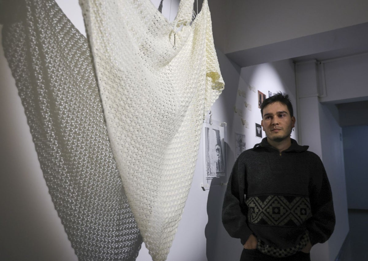Imagen secundaria 1 - Lucía Batalla, Gonzalo Mon y Martín Huamanchumo posan junto a sus obras.