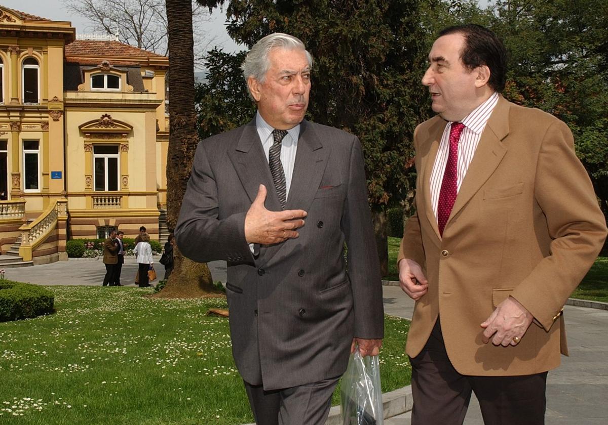 El escritor Mario Vargas Llosa, en un paseo por Villa Magdalena con Graciano García, fundador y promotor de la entonces Fundación Príncipe de Asturias.