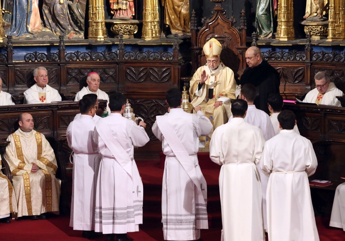 El arzobispo bendice los Santos Óleos en la Catedral de Oviedo