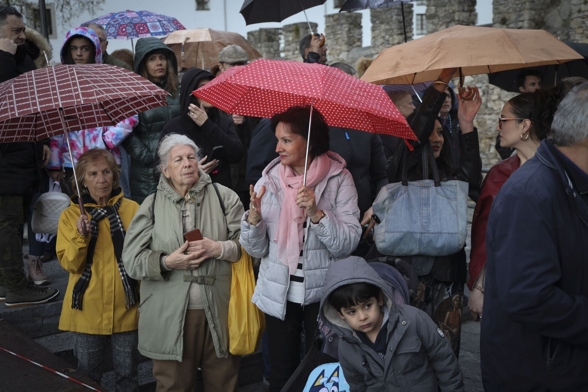 La lluvia obliga a cancelar la procesión del Silencio en Gijón