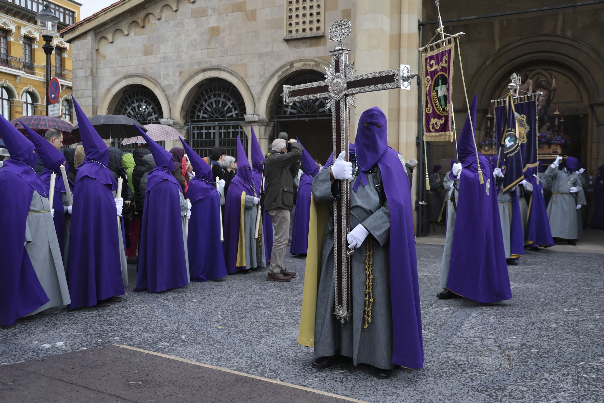 La lluvia obliga a cancelar la procesión del Silencio en Gijón