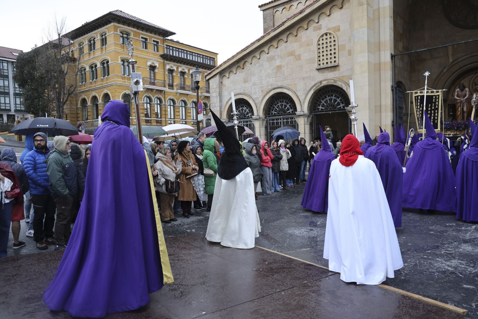 La lluvia obliga a cancelar la procesión del Silencio en Gijón