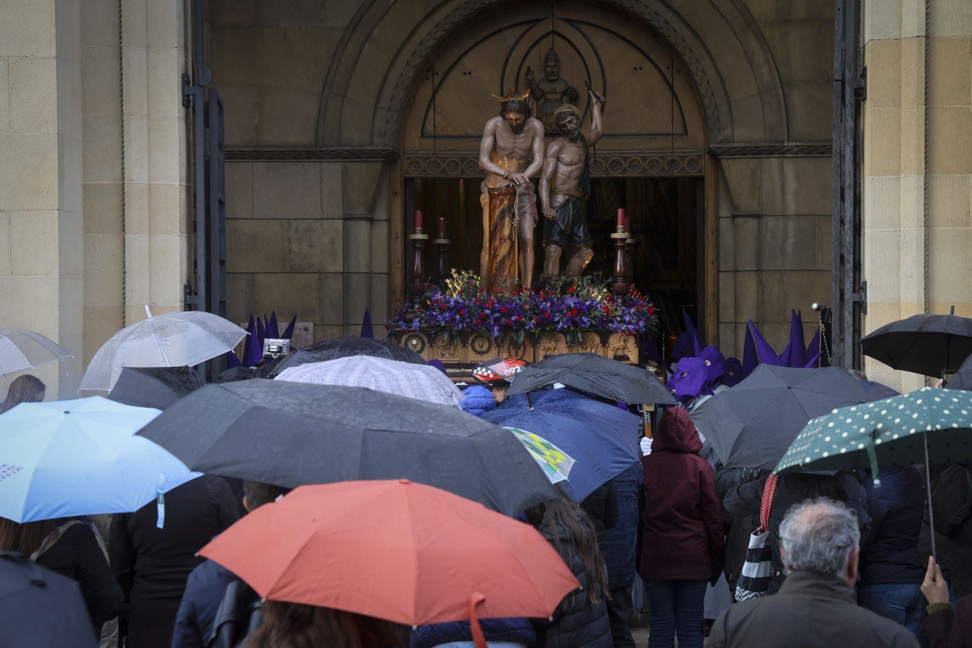 La lluvia obliga a cancelar la procesión del Silencio en Gijón