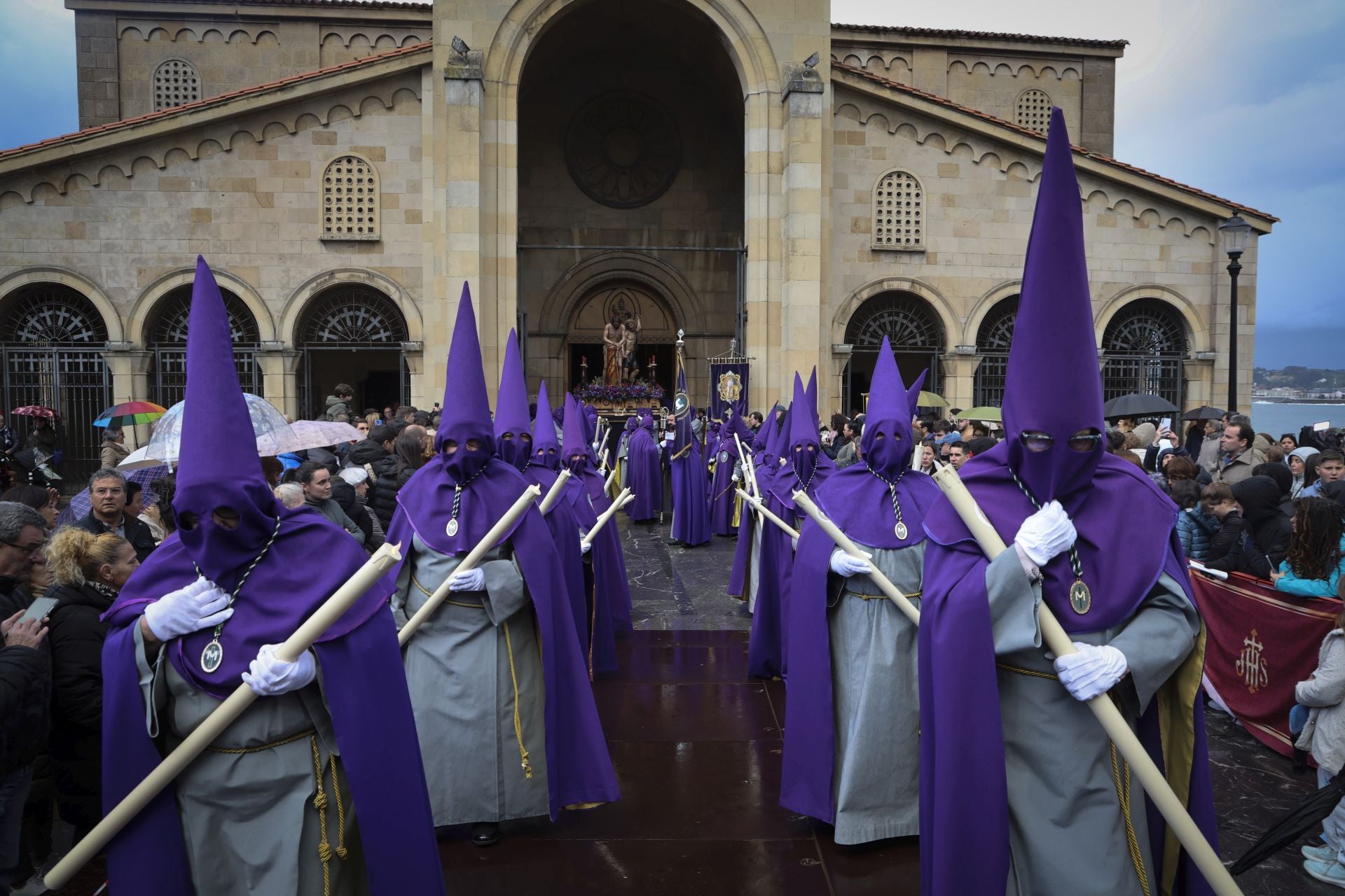 La lluvia obliga a cancelar la procesión del Silencio en Gijón