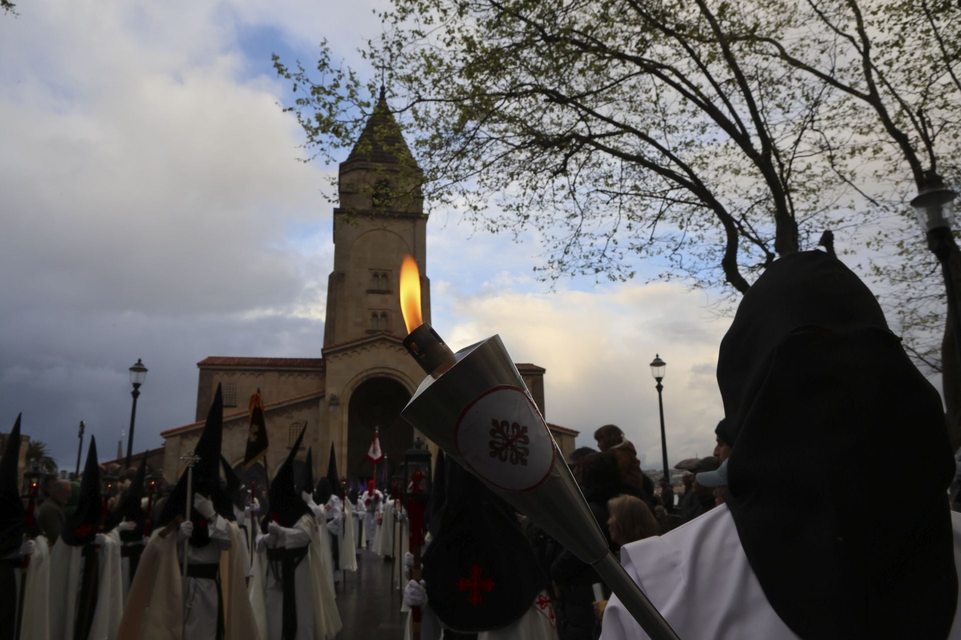 La lluvia obliga a cancelar la procesión del Silencio en Gijón