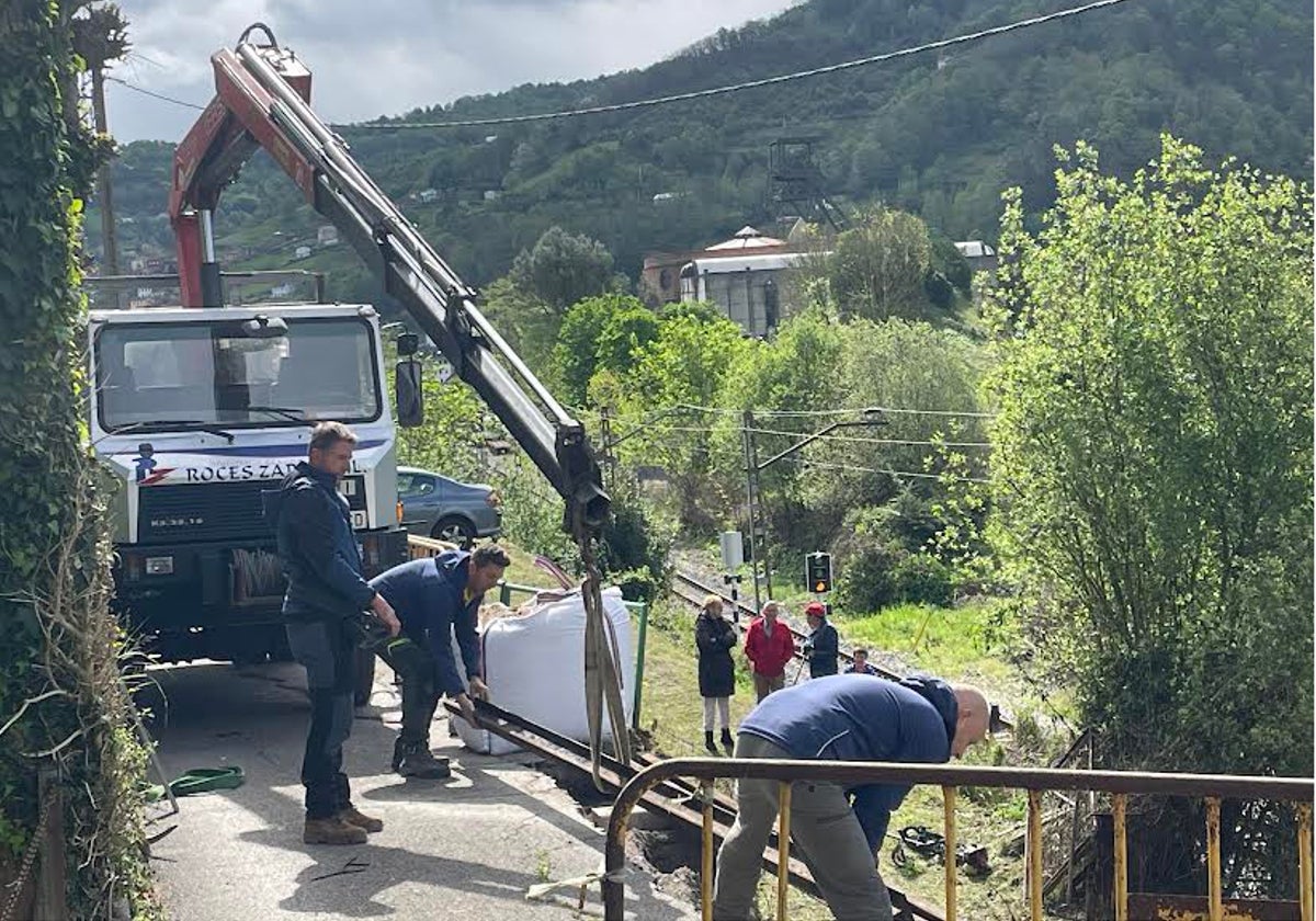 Trabajos de adecuación de un paso provisional en el vial que comunica a Arbixil y Escobio