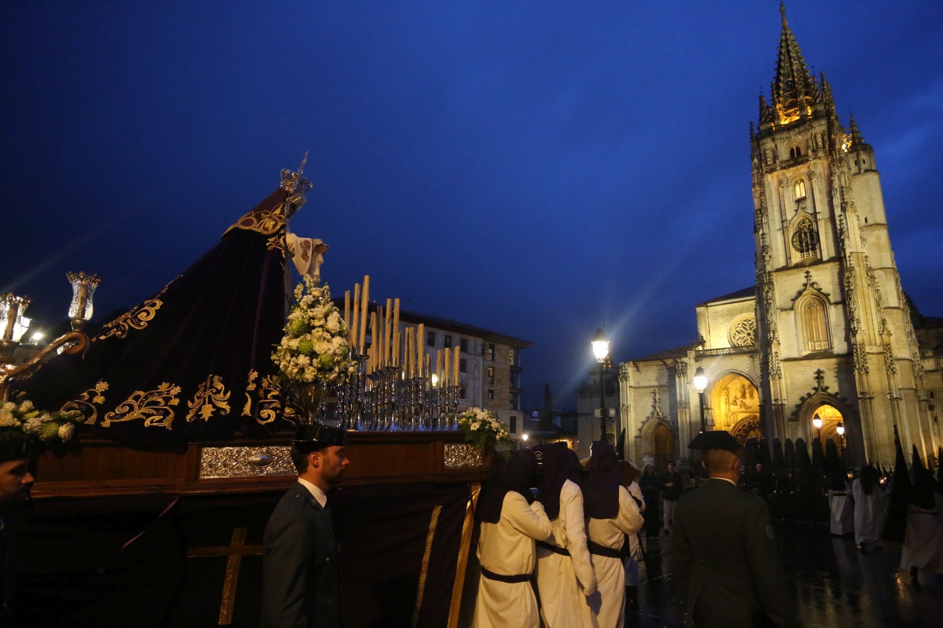 La procesión del Silencio se extiende por Oviedo