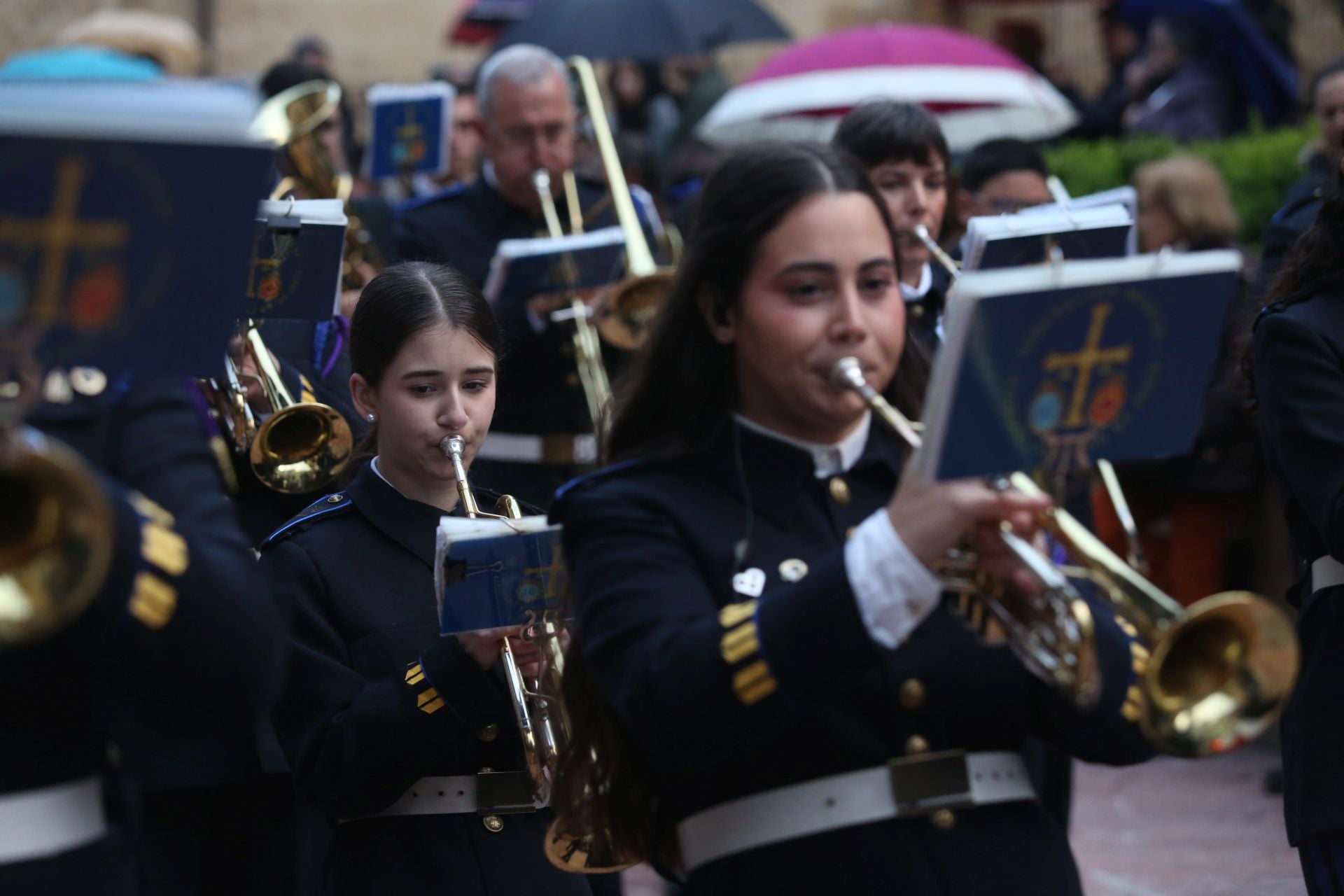 La procesión del Silencio se extiende por Oviedo