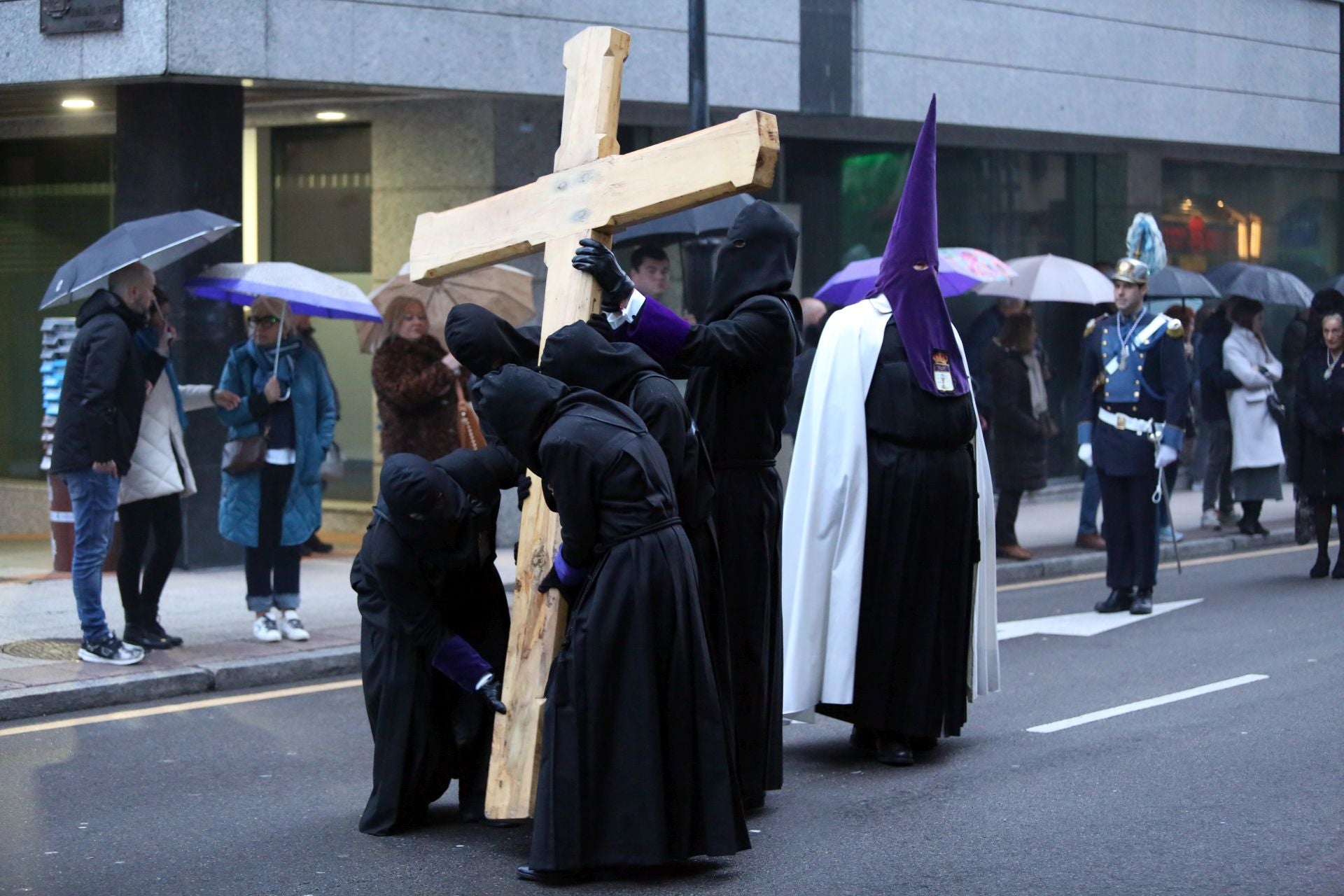 La procesión del Silencio se extiende por Oviedo