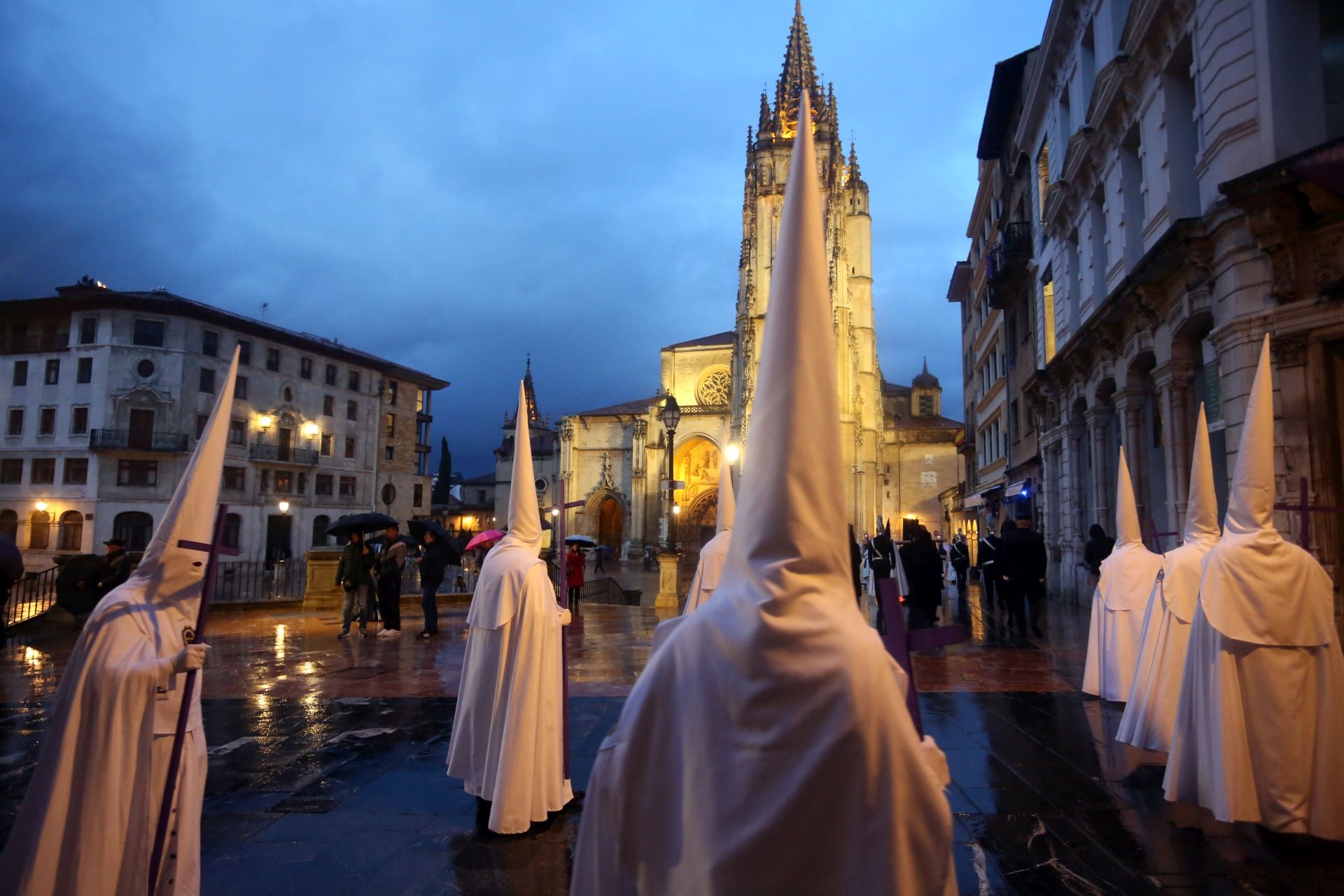 La procesión del Silencio se extiende por Oviedo