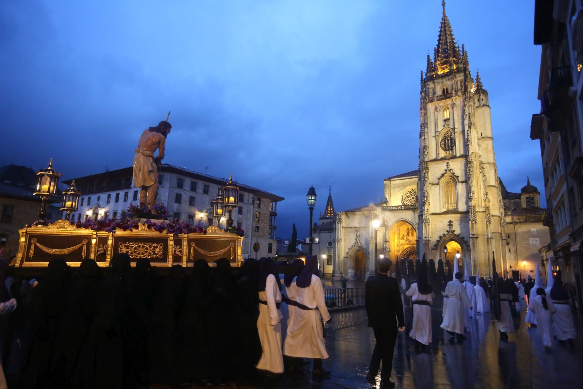 La procesión del Silencio se extiende por Oviedo