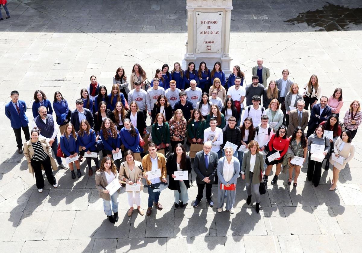 Los alumnos de los diez proyectos finalistas, con organizadores, patrocinadores y colaboradores en el patio del Edificio Histórico de la Universidad de Oviedo.