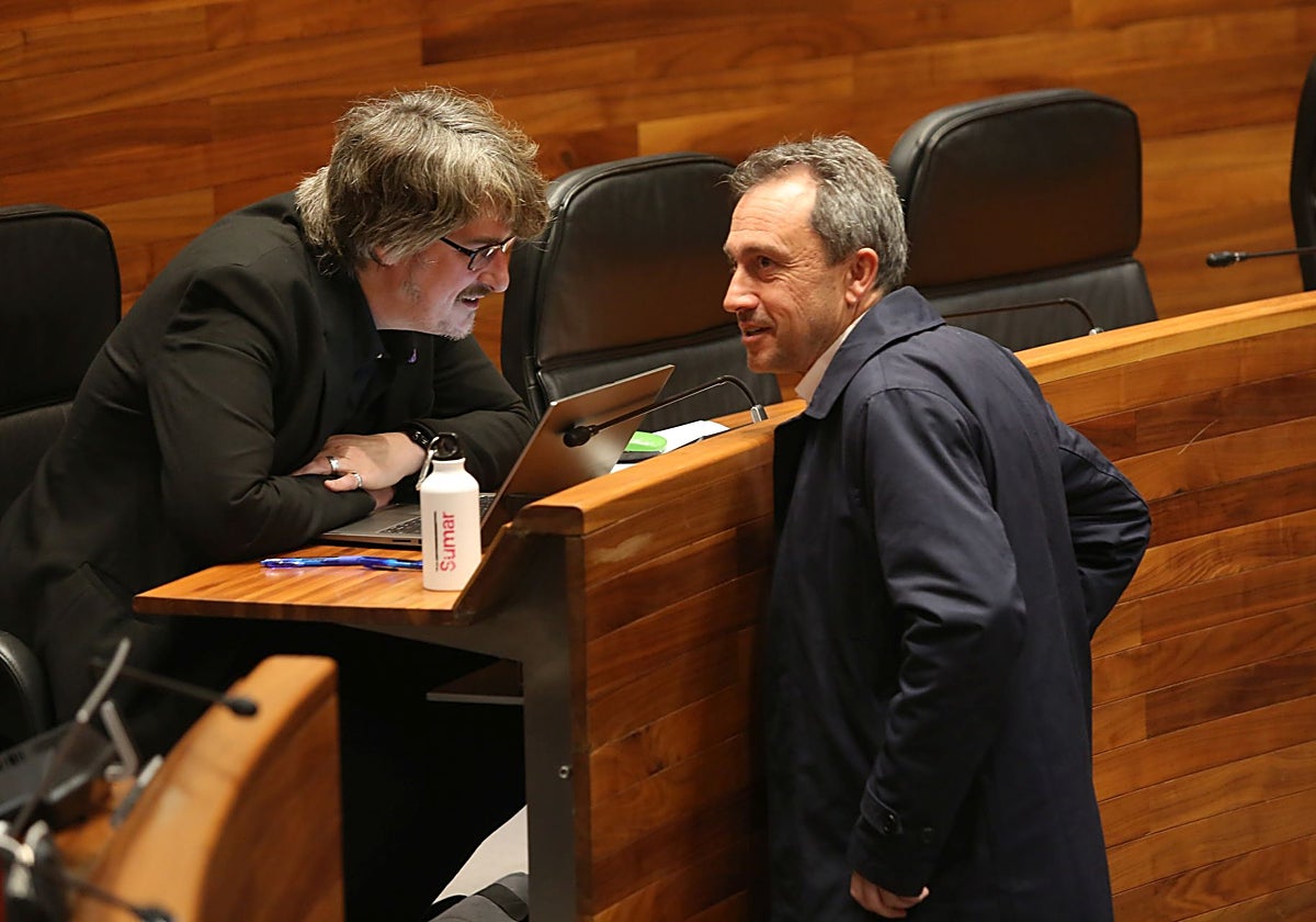Xabel Vegas y Ovidio Zapico, durante el pleno de esta mañana
