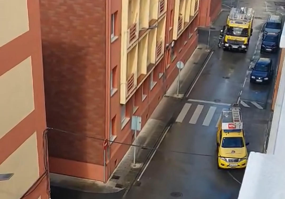 Los bomberos llegando al lugar del incendio