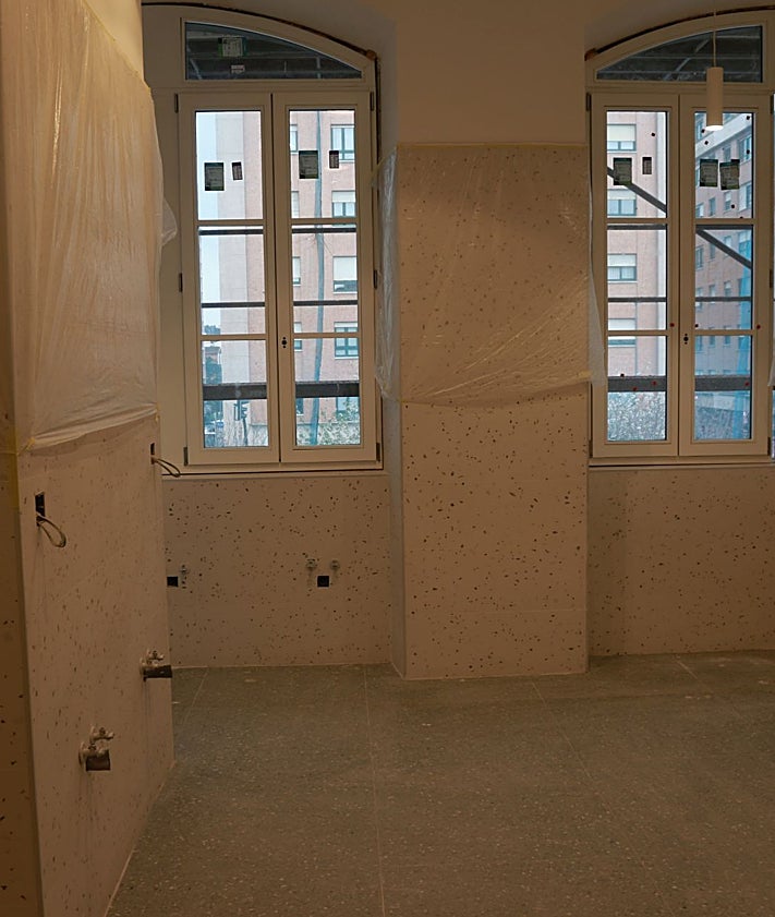 Imagen secundaria 2 - Detalle de algunas de las dependencias interiores, como las zonas de literas y los baños.