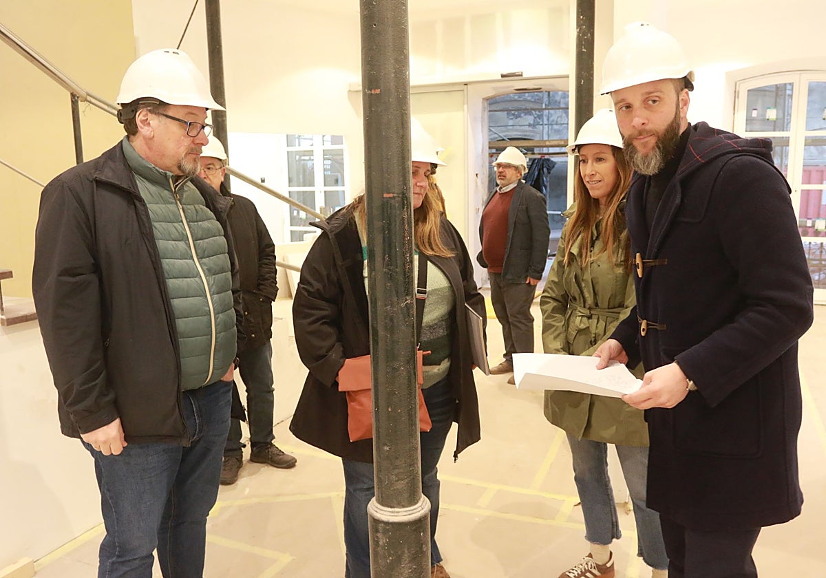 la vicealcaldesa, Ángela Pumariega, y el director de Visita Gijón, Daniel Martínez Junquera, durante la visita a las obras.